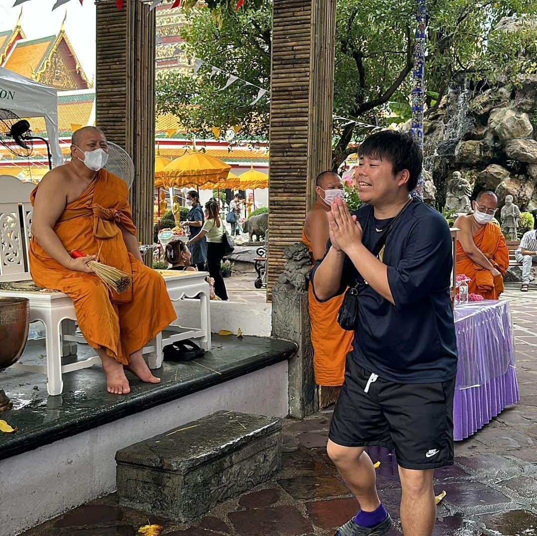 野球YouTuber向さんのインスタグラム写真 - (野球YouTuber向Instagram)「・  タイ王国🇹🇭の世界遺産 伝説のワットポーにて 数多の外国人の方々に コメディアンと言われた男。  #タイ #tailand #ワットポー  #世界遺産に軟式球を捧げた男」4月17日 6時33分 - 89youtuber_muko