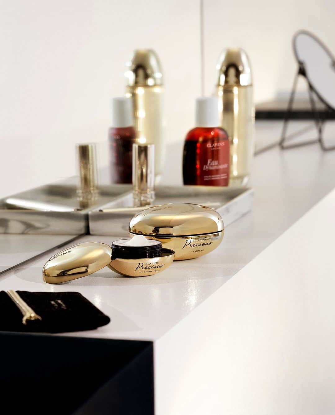 Clarins Canadaのインスタグラム：「The most precious of rituals for the most precious skin! 🌟 Precious La Lotion: an essential first step in the Clarins Precious ritual. 🌟 Precious La Crème Yeux: lifts the eye contour and restores a more expressive, youthful look.  🌟 Clarins Precious Cream: preserves your skin and stimulates its own youthful resources. __________ Le plus précieux des rituels pour la peau la plus précieuse ! 🌟 La Lotion Precious : prélude essentiel au rituel Precious. 🌟 La Crème Yeux Precious : apporte un effet lift au contour de l'oeil et redonne un regard expressif, d'apparence plus jeune. 🌟 La Crème Precious : préserve la peau et stimule ses propres ressources de jeunesse. . . . #ClarinsPrecious #MoonlightFlower #AsRareAsYou」