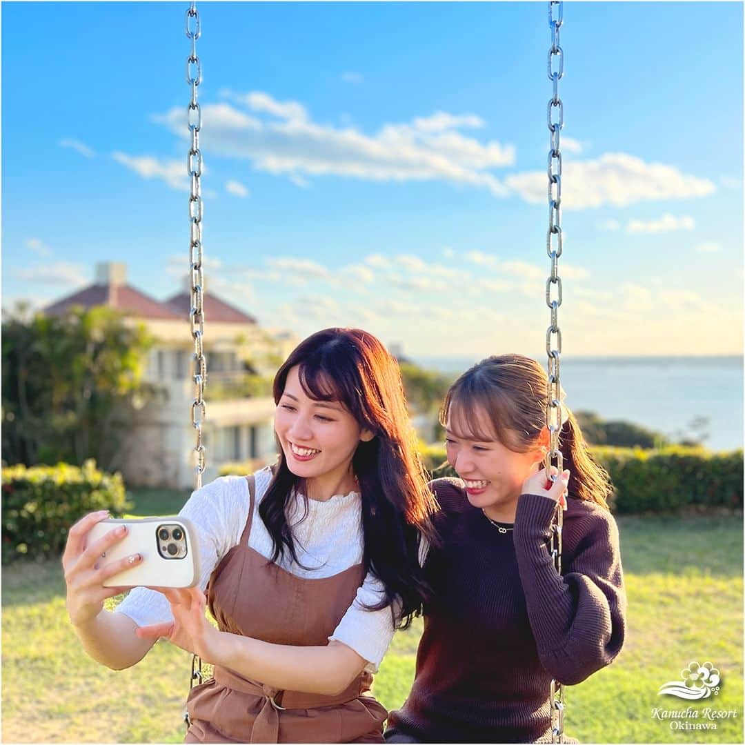 カヌチャリゾートのインスタグラム：「絶景ブランコで映え写真✨  カヌチャ内でも人気のスポット、 カヌチャリアンショップ近くの #絶景ブランコ  視界いっぱいの海と空に飛び込むような感覚を味わえ、 大人のお客さまにもご好評を頂いております♪  鮮やかな青の絶景をバックにしての 記念撮影もオススメですよ😊  #カヌチャリゾート　#絶景　#絶景スポット　#映えスポット #沖縄リゾート　#南国リゾート　#海　#オーシャンビュー #県民プラン　#カップルプラン　#デートプラン」