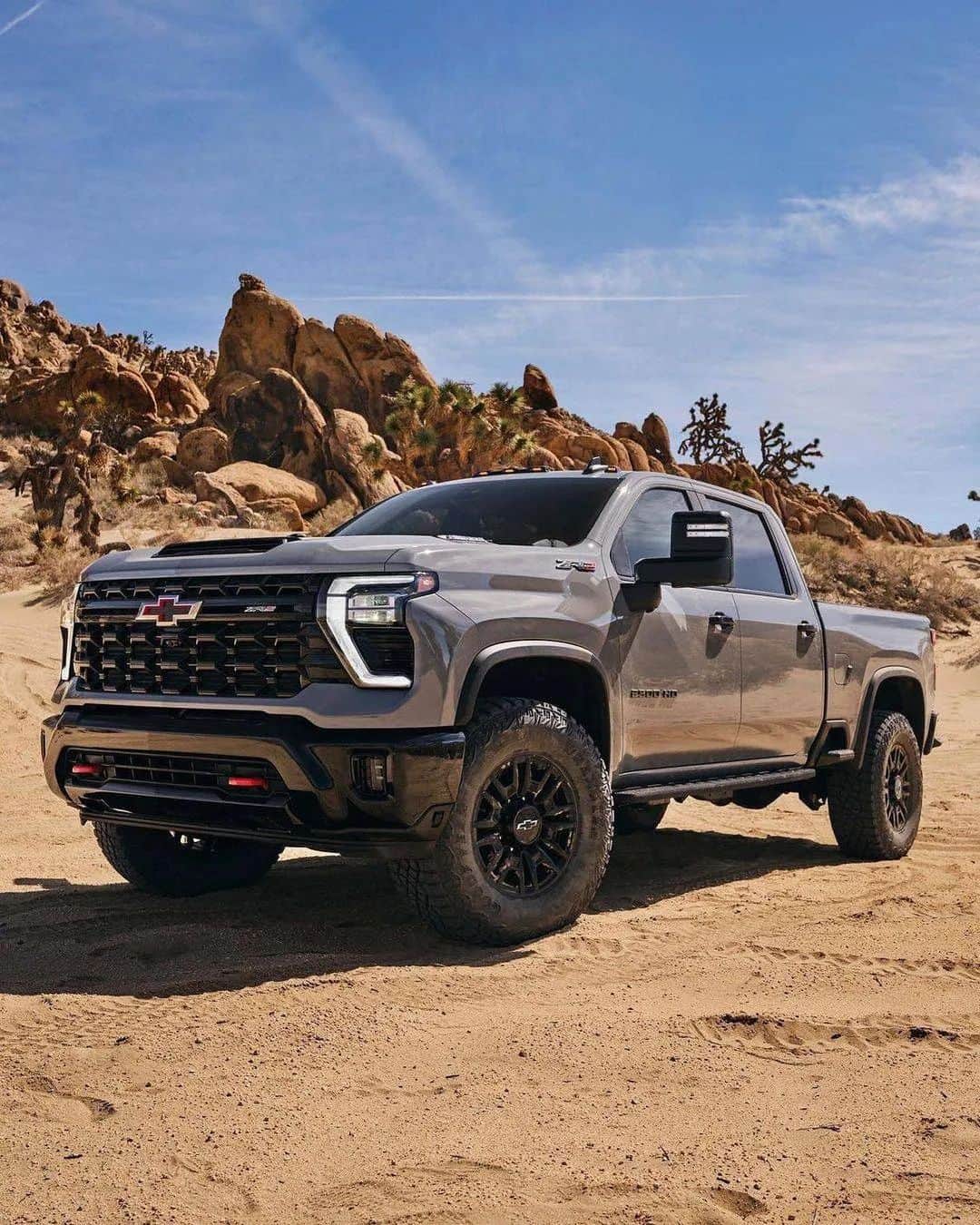 Truck Hubさんのインスタグラム写真 - (Truck HubInstagram)「What are your thoughts on the new 2500HD ZR2? Are you taking the ZR2, Tremor, or Power Wagon? 😮 @americanmusclehd」4月17日 6時56分 - truck_hub
