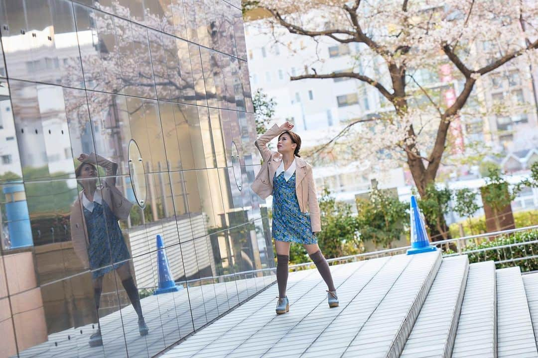 及川愛未のインスタグラム：「ビル越しに🏙🏙  アサヒビールと桜🌸🍃🍺  photo by 📸 @kei_osa10 さん  『WONDER DEEVA』episode.1 DEEVA BOOKS: manami 写真集:  https://www.amazon.co.jp/dp/B0BP6P7163  . . .  #shooting #撮影 #作品撮り #作品 #被写体 #被写体希望 #model #job #hairmake  #ポートレートしま専科 #ポートレート  #photography #photooftheday  #写真  #写真好きな人と繋がりたい  #写真撮るの好き人と繋がりたい  #portraitmodel #portrait #東京カメラ部  #カメラマン募集  #ファインダー  #ファインダー越しの私の世界 #モデル  #followme #桜 #cherryblossom  #浅草 #アサヒビール #隅田川   ♠️郡司大地作品『love me』 2nd写真集発売中📚  bookwalker、7net、FOD、コミックシーモアより発売（今後展開増える予定）  https://bookwalker.jp/de40378348-f389-417d-bcf8-72851d1f9b59/  https://7net.omni7.jp/detail/5110796705  https://fod-sp.fujitv.co.jp/s/books/898454/BT000089845400100101/  https://www.cmoa.jp/title/1101297714/  amazonからも購入できます https://www.amazon.co.jp/『Love-me』-manami-写真集-ラビリンス-ebook/dp/B08VRJXF8S/ref=mp_s_a_1_28?dchild=1&keywords=manami&qid=1613345281&sr=8-28  🔹first写真集『Pin Up Girl』『PHOTO SHOT　manami （ラビリンス） オンデマンド・kindle出版より発売 https://www.amazon.co.jp/「PHOTO-SHOT」-エンジェルガール-manami-美女グラビアコレクション-manami/dp/B07SZGSZJ7/ref=mp_s_a_1_48?keywords=manami&qid=1613344854&sr=8-48  https://www.amazon.co.jp/gp/aw/d/B07TLPBDL2/ref=tmm_pap_title_0?ie=UTF8&qid=1613344846&sr=8-50  ペーパーブック&電子書籍📚FOD コミックシーモア　 7net amazon amazon kindle展開中 Pin Up Girl manga.fod.fujitv.co.jp/books/632893/B…  PHOTO SHOT 7net.omni7.jp/detail/  セクシークイーン cmoa.jp/title/11012474…  7net.omni7.jp/detail/5110814…  loveme manga.fod.fujitv.co.jp/books/898454/B…/  ピロシキーズの恋愛こじらせチャンネルゲスト出演🆕 https://m.youtube.com/channel/UC1cc-n59HLmEdJsZeTzr5rA/videos  プロカメラマン被写体youtube番組ゲストDANCE IN THE SUNSET｜はまぐら https://m.youtube.com/watch?v=A93G0X-1Gyg  Video portrait 30｜Nikon Z6Ⅱ（ポートレートムービー） はまぐら  youtu.be/NWt26pP3YLk  Video portrait 33｜THE COSMETIC｜NIKKOR Z 24-70 f/2.8 S｜ Nikon Z6Ⅱ（ポートレートムービー）  youtu.be/Wap0EgFvtdQ 🆕  Video portrait 39｜NIGHT WALK｜NIKKORZ 50mm f/1.2 S｜ Nikon Z6Ⅱ（ポートレートムービー） はまぐら 🆕 https://m.youtube.com/watch?v=unXSI2gUYlE」