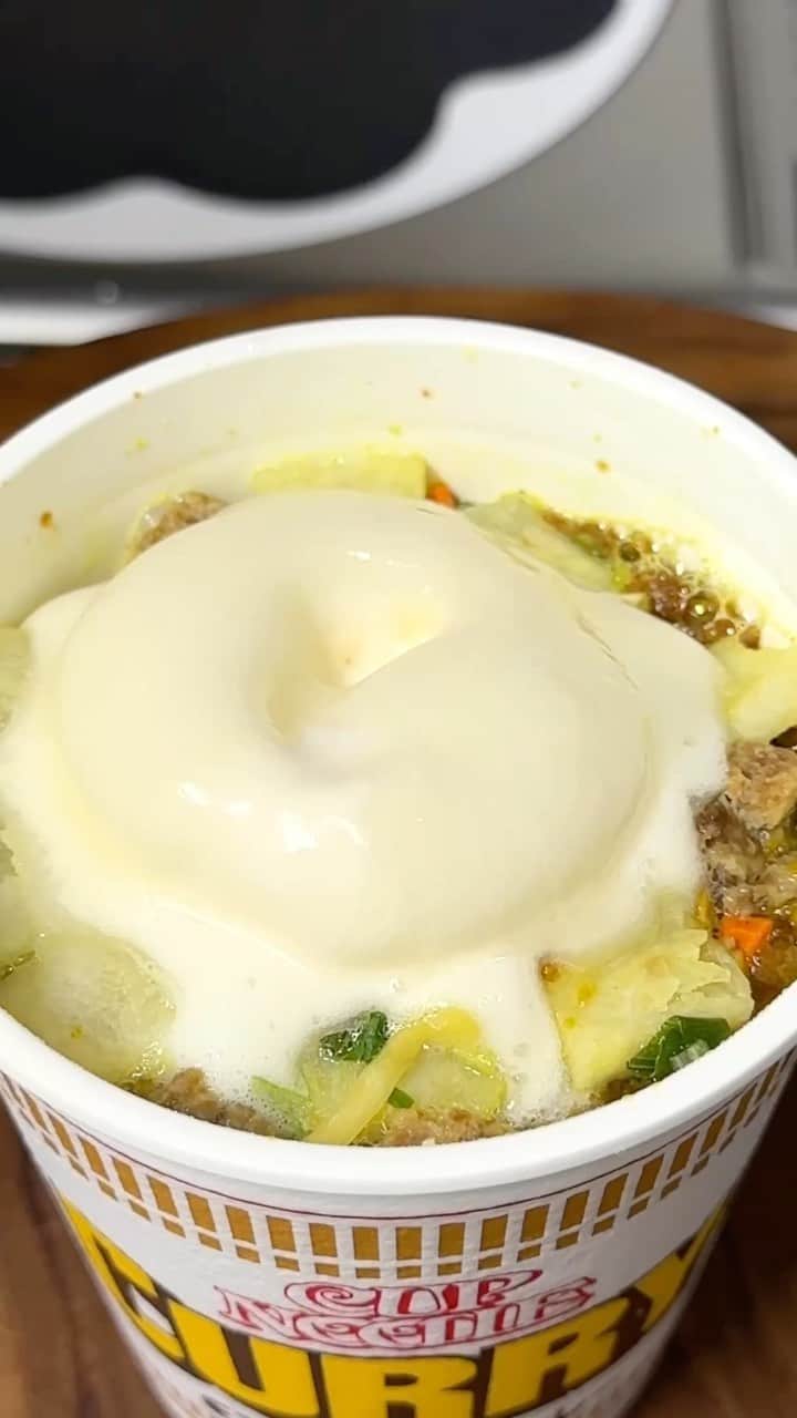 ケンティー健人のインスタグラム：「Curry noodle with ice cream 🍜🍨 #food #雪見だいふく #yukimidaifuku」