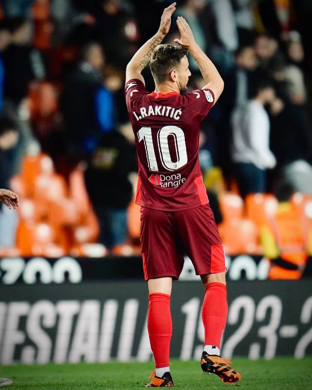 イヴァン・ラキティッチのインスタグラム：「Regresamos a casa con 3 puntos importantes en nuestras maletas.🧳⚽️💪🏼 @sevillafc   #rakitic #sevillafc  #laliga #wearesevilla」