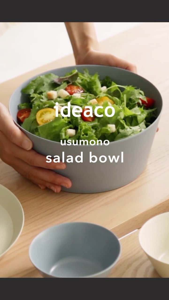 ideaco online storeのインスタグラム：「・ "すのこ"付きのusumono salad bowl  サラダスピナーがなくても、すのこのおかげで水が自然と切れるので、キャンプやBBQでも大活躍🏕 口が広いので、混ぜやすさも◎  サラダを盛る器としてはもちろんですが、少し大きめのボウルは、キャンプの時に"持ってて正解"なメリットが☺️  ☑︎食器類はサラダボウルにまとめて持って行ける🚙 ☑︎野菜など食材を入れておける。氷を入れて飲み物を冷やしても♩ ☑︎盛る器としてだけでなく、調理ボウルとしても使えて何かと便利◎ ☑︎軽くて割れにくい素材で扱いやすいのに、見た目はちゃんと器だから、キャンプでも映える✨  BBQでレタスやサンチュをサラダボウルに用意すれば、水も切れて、たくさん入ってとっても便利◎ 生野菜があるとよりBBQがよりたのしめますよね〜  夏はそうめんボウルとしてもオススメです🍉  #ideaco #イデアコ #サラダボウル #キャンプ #アウトドアリビング  #暮らしを楽しむ #おうちキャンプ #saladbowl  #usumono #ウスモノ #サラダランチ  #gwの過ごし方  #野菜サラダ」