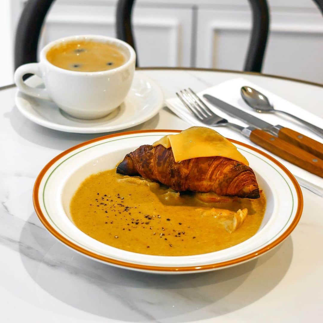 のインスタグラム：「.  .  SUMMER WINE @summerwine_japan  カレーといえばナンだし、 カレーパンなるものもあるわけで、 そりゃあ合わぬわけはないだろうけど、 考えたことなかったな、 カレー×クロワッサン。  ココナッツカレーというのもあるだろうけど、 何これめちゃくちゃ合う...！  店名:SUMMER WINE 住所:大阪府大阪市西区北堀江1-9-11 2F  #SUMMERWINE#サマーワイン #osakatrip#クロワッサン#韓国カフェ#韓国グルメ」