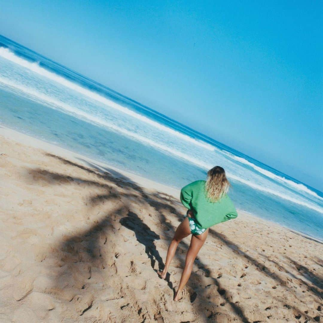 ステファニー・ギルモアのインスタグラム：「Those early morning palm shadows from the winter sun 🌊💚🐬」