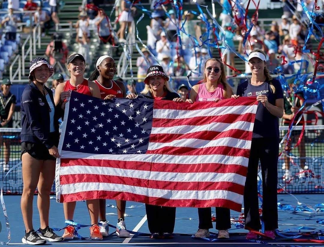 ダニエル・コリンズのインスタグラム：「Wow! What a week with Team USA 🥳Such an honor watching these incredible women take care of BUSINESS 🥳🇺🇸💫 Finals Baby 🏆Thanks Captain Kathy for having me be apart the team. I couldn’t be more proud.   Let me tell ya… You don’t want to see these girls across the net in a tennis match, and you also don’t want to play them in table tennis or darts🤪😂 Such a fun week 🥳」