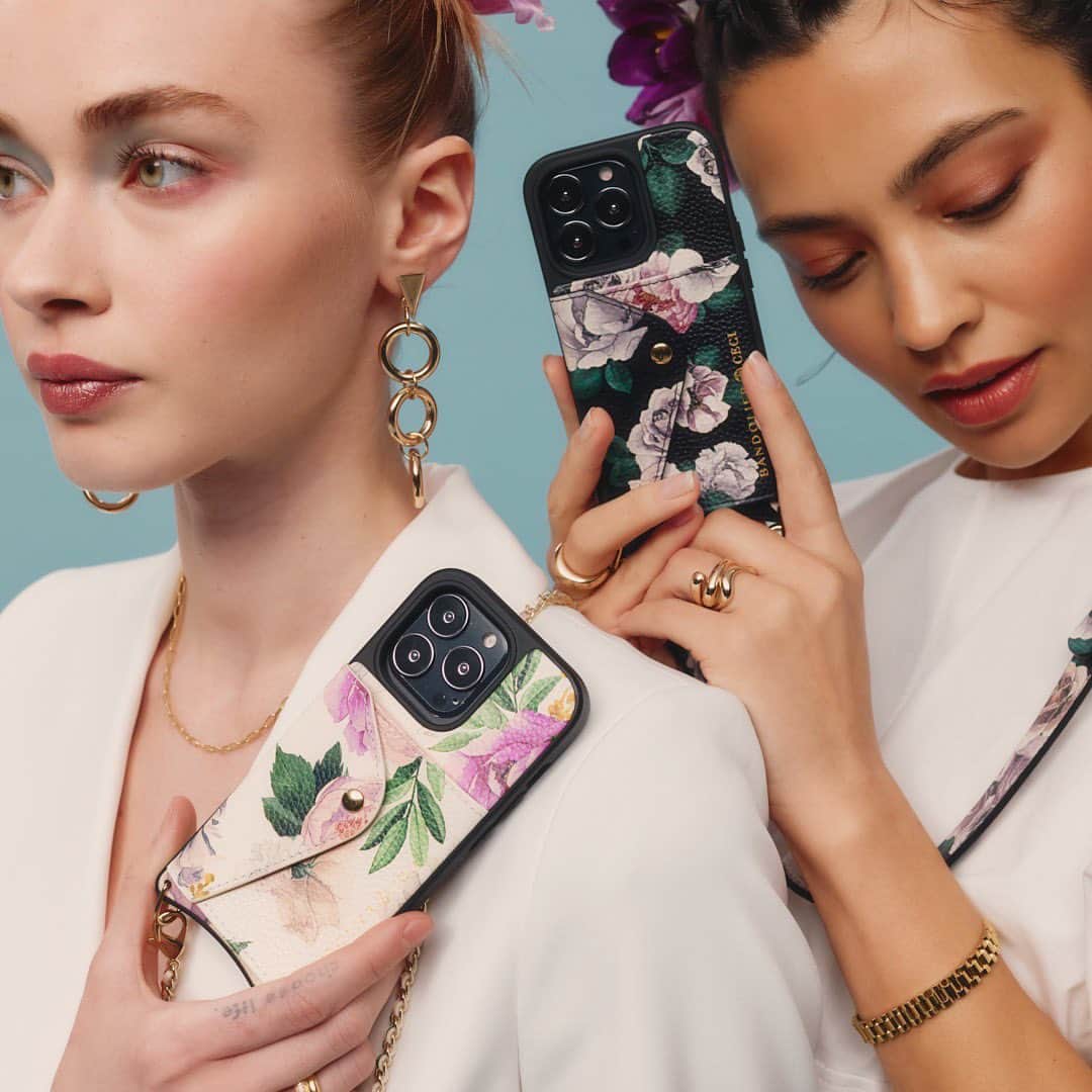 Ceci Johnsonさんのインスタグラム写真 - (Ceci JohnsonInstagram)「At @CeciNewYork, we constantly strive to #BeautifyYourWorld. Our collaboration with @BandolierStyle is a true meeting of art and fashion, resulting in phone cases and accessories that are both beautiful and functional.   Shop our newly released spring collection at the link in our bio. They're selling out fast! ✨   #cecinewyork #cecijohnson #bandolier #bandolierstyle #matchmadeinluxury #luxuryiphonecases #handpaintediphonecases #springiphonecase #springtechaccessories #beautifyyourworld #justlaunched #floraliphonecases #floralfashion #floralaccessories」4月17日 7時49分 - cecinewyork