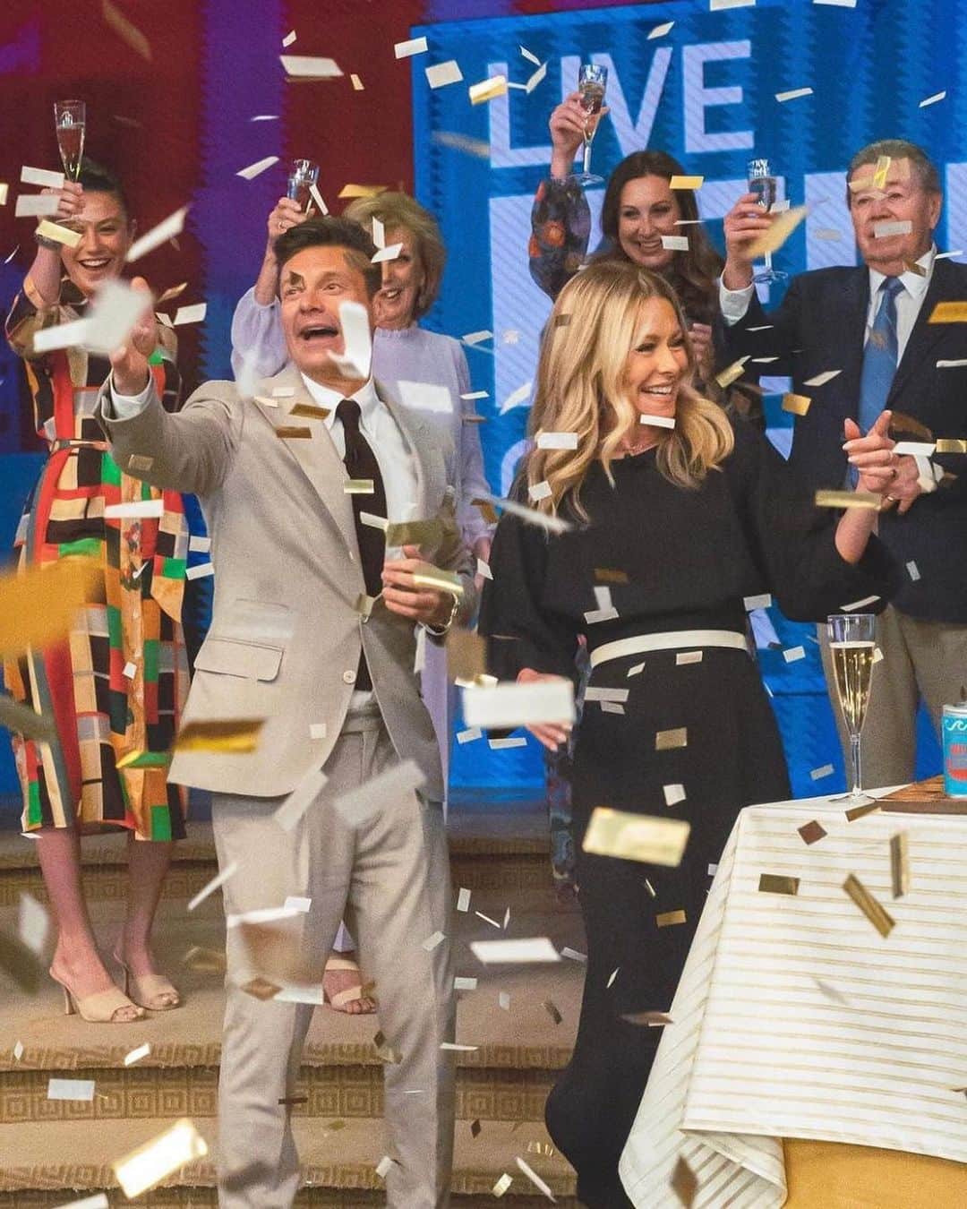 E! Onlineさんのインスタグラム写真 - (E! OnlineInstagram)「Seacrest out! ✌️ Watch Ryan Seacrest say a tearful goodbye to Kelly Ripa and his Live family after his final episode at the link in our bio. (📷: Getty)」4月17日 8時01分 - enews