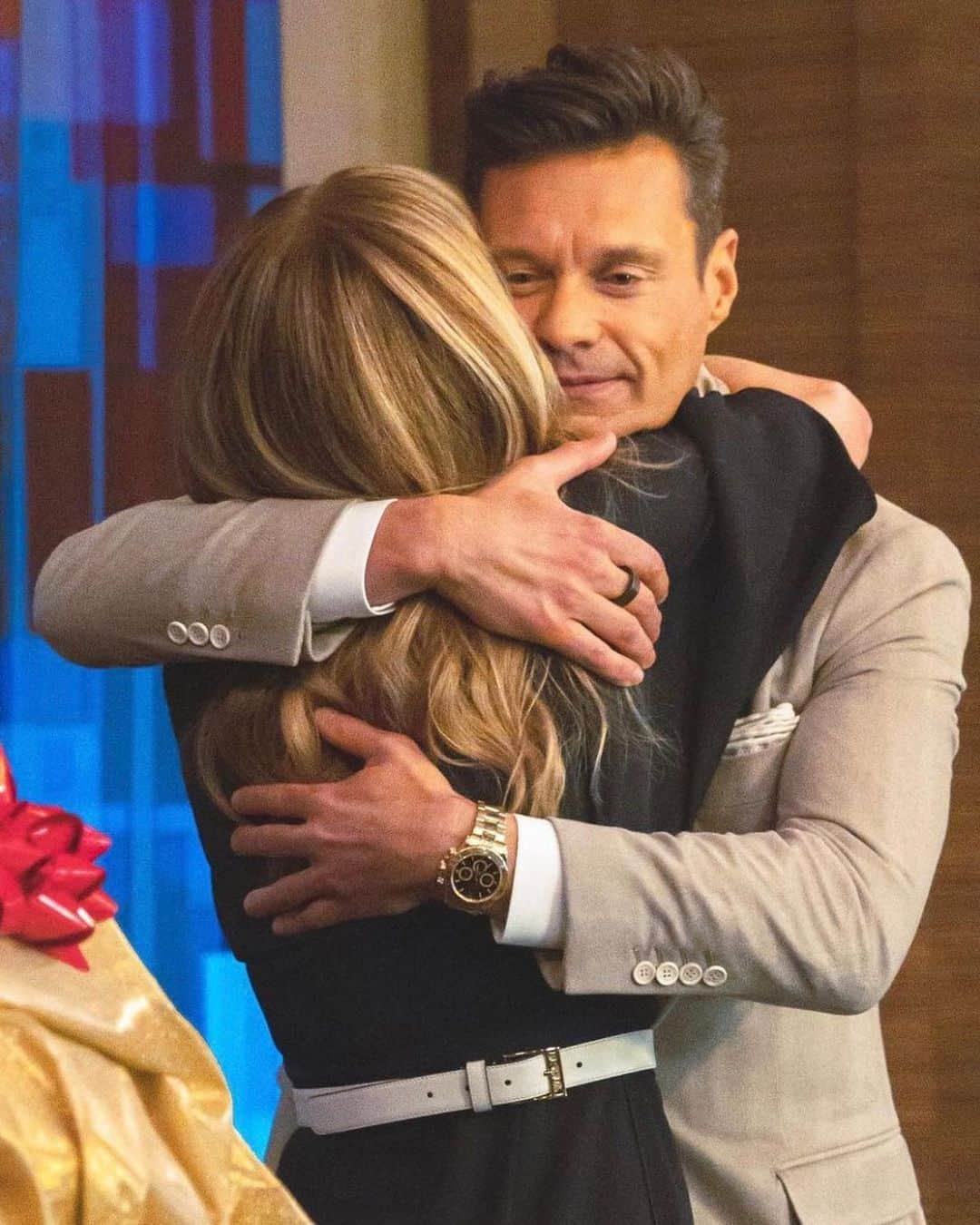 E! Onlineさんのインスタグラム写真 - (E! OnlineInstagram)「Seacrest out! ✌️ Watch Ryan Seacrest say a tearful goodbye to Kelly Ripa and his Live family after his final episode at the link in our bio. (📷: Getty)」4月17日 8時01分 - enews