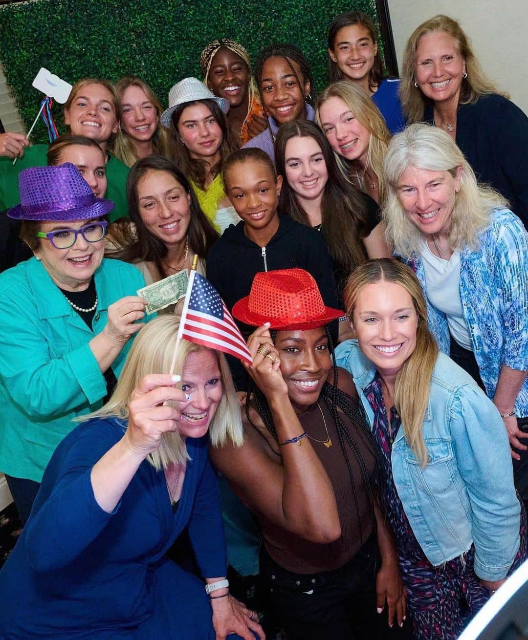 ダニエル・コリンズのインスタグラム：「And shout out to this super cool group of girls and women who supported us all week long. Part of what made this week so special was how @captain_kathy was able to bring all of us together. So fun spending time hearing stories from so many special women who paved the way for us, and seeing the passion and determination from our future generation of American tennis 🇺🇸 Community is everything 🙏 These women and girls aren’t just talented, super human athletes…Each and every single of them are phenomenal people that I admire so much 😊 Can’t wait to see this young group of girls achieve so many amazing things 💫💫💫💫💫💫💫💫 And now I have a bunch of gen z friends I can call to help me make Tik Toks 😂💕」