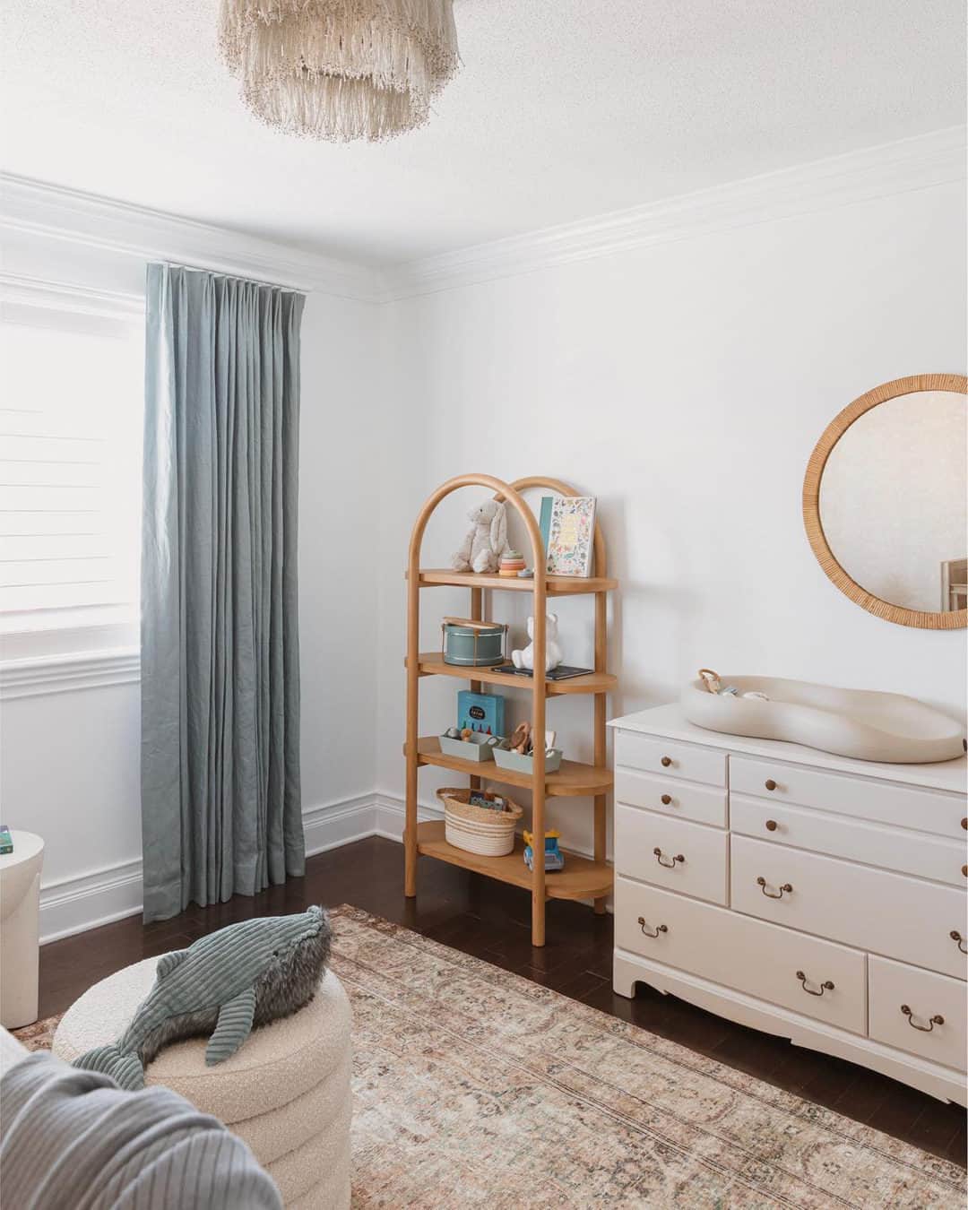 ジャスミン・トゥークスのインスタグラム：「Storage CAN be chic, even in a kid's room...and @maisonellieinteriors is here to prove it. Love seeing our @leannefordinteriors Canyon bookcase filled with toys and our Snoozer storage ottoman storing blankets.  📷: @soniavbranding  #KidsFurniture #NurseryStorage #LeanneFord #KidsRoom」