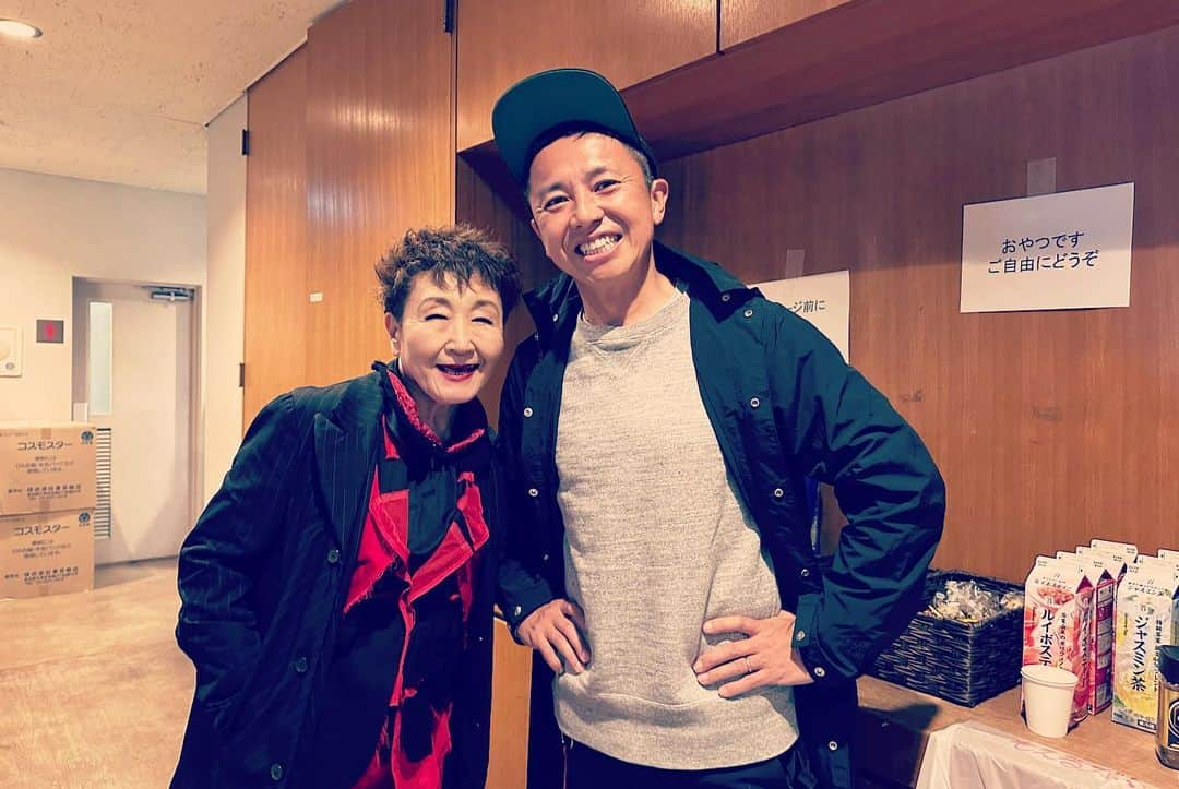 GAKU-MCさんのインスタグラム写真 - (GAKU-MCInstagram)「楽しみにしていた  #アースデイ東京2023 無事終了。  がっつり雨に降られましたが”地球のことを考える日”という意味では素晴らしい夜だったんでは、と。  集まってくれたアミーゴ皆様ありがとう。傘と声援！最高でしたね。  ステージ前にはこの日素晴らしい演奏をされていた加藤登紀子さんにもご挨拶。  出演者皆様、スタッフチーム、そして雨の中お集まりいただいた皆様で作った良い空間だったと思います。   #gakumc #ガクエムシー #ガクエム #トラブルは旅を彩る調味料 #立ち上がるために人は転ぶ #リズムソムリエズ #音楽のある生活 #野外フェス #アースガーデン #Earthday   Photo by @megsuko_photography 他」4月17日 8時11分 - gaku_mc