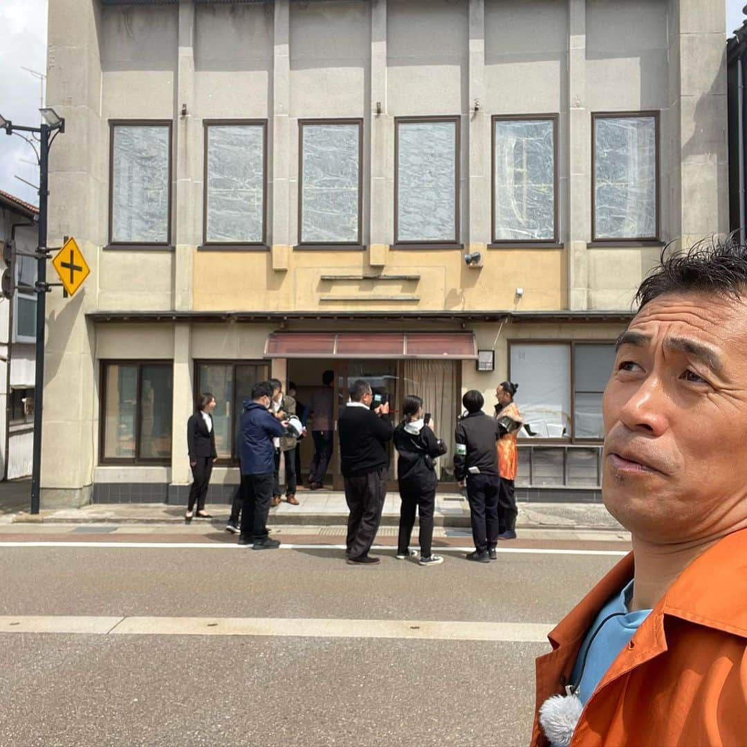 石田靖さんのインスタグラム写真 - (石田靖Instagram)「ABC❻『探偵ナイトスクープ』ロケで 石川県の穴水町へ。。。  依頼者さんと色んな垣根を超えて 一緒に解決した皆さん  ご依頼は ｢扉のない開かずの部屋を開けて欲しい⁉️。。。」  どんな結末になったんでしょうか OAでお確かめください  #探偵ナイトスクープ #穴水町 #開かずの部屋  #石田靖 #一期一笑」4月17日 8時08分 - yasulog