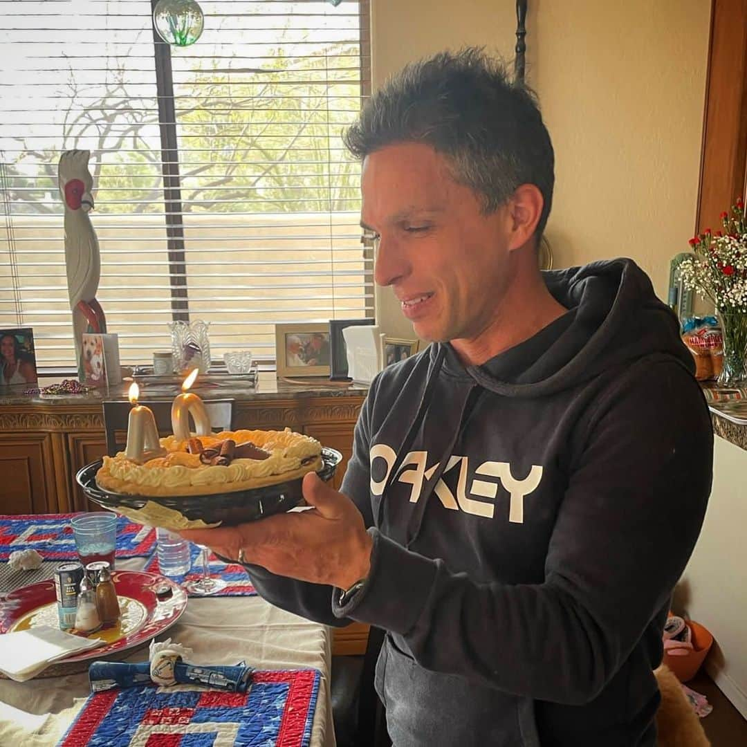 トニ・エリアスさんのインスタグラム写真 - (トニ・エリアスInstagram)「Some Days ago 40 years young..Sorry for the delay!!!I would say,Happy Birthday to me and thankful for all nice messages.. But to me is much more than that...Im just very grateful that the health and destiny gave me the chance/opportunity  to collect amazing moments, experiences and memories during this 40 years..Life allowed me to have my amazing family..The Kids,my Wife..my parents,sister and the rest of family...good loyal friends, pople who surprise you giving their hand when its more needed...Thank you all!!! Cheers to this 40's and for another 40 more!!! I love you guys"MyPeople". Like we say in Spain.. "Que Nos Quiten Lo Bailao...OLEEEE"🙏♥️😘」4月17日 8時12分 - tonielias24