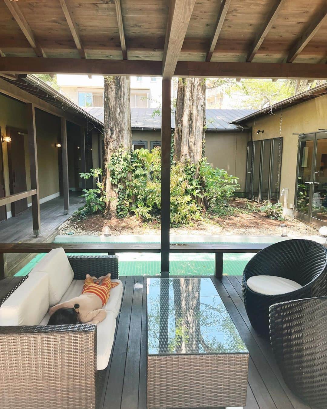のインスタグラム：「37歳を迎えました🌿  旦那さんが3週間ヨーロッパ買い付けでワンオペ中に迎える誕生日🎂  まぁ誕生日は娘と2人でのんびり家で過ごそうかなー なんて考えていたところ、たまたま熱海の花火が誕生日の日で、旅行をプランしてくれた、ママ友🙏✨ いや〜最高の誕生日になりました😭✨  ずっと欲しくて悩んでた @danlow.jp のブックオブインセンスまで頂いて🥹💓🙏  もうとんでもなく優しくて居心地の良いママ友と、 娘の0歳の頃からの可愛い可愛いお友達と。  初めてのお泊まりで、ずっとこの日を楽しみにしてた娘が喜んで、はしゃいでる尊い時間を過ごせた事が私にとっての誕生日プレゼントになりました🎂✨  幸せすぎる誕生日🙏 むしろ買い付けに行ってくれてありがとう、旦那よ。  #熱海ヴィラ林ガ丘#birthdaytrip」