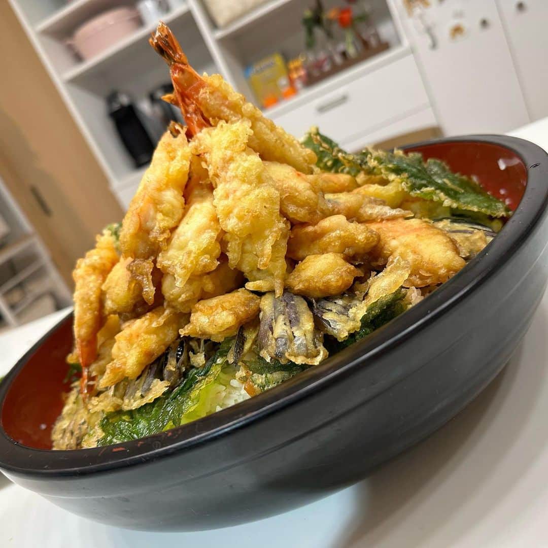 のインスタグラム：「海老４０匹乗った海老天丼☺️🍤 海老の下処理がんばったよ！💪 #youtube  #デカ盛り」