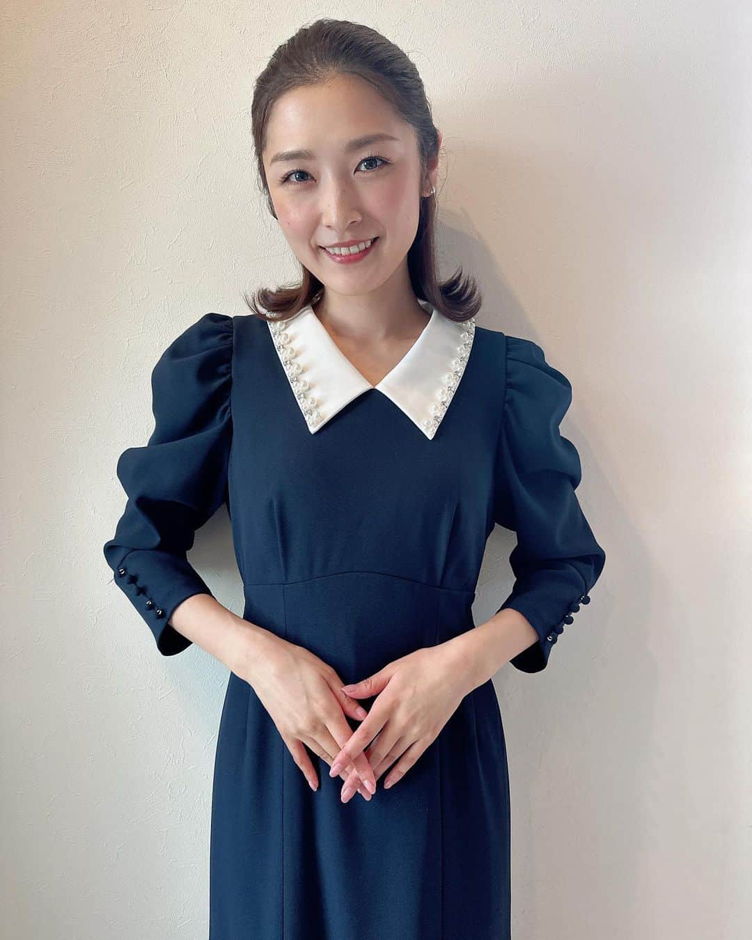 石川梨華のインスタグラム：「入園式✨  オンラインショップで一目惚れしてGETしたワンピースを着ました❕  襟も肩の形も可愛い❤️  全身写真撮れてないですが🙏 サラッと着れて足首が見えるくらいの丈のワンピースです！  しかも襟が取り外し出来るタイプだから、色んな場面で着れそう✌️  ちょっと前まではオシャレなんて全くしなかったし、する余裕もなかったけど😂  子供の成長と共に 私も見える景色が変わってきてます！  目指せ！ 綺麗で可愛いアラフォー母ちゃん💕 たまに石川梨華スイッチ🔛  #石川梨華 #モーニング娘og #リアル梨華 #二児の母 #やんちゃボーイズ #入園式コーデ」