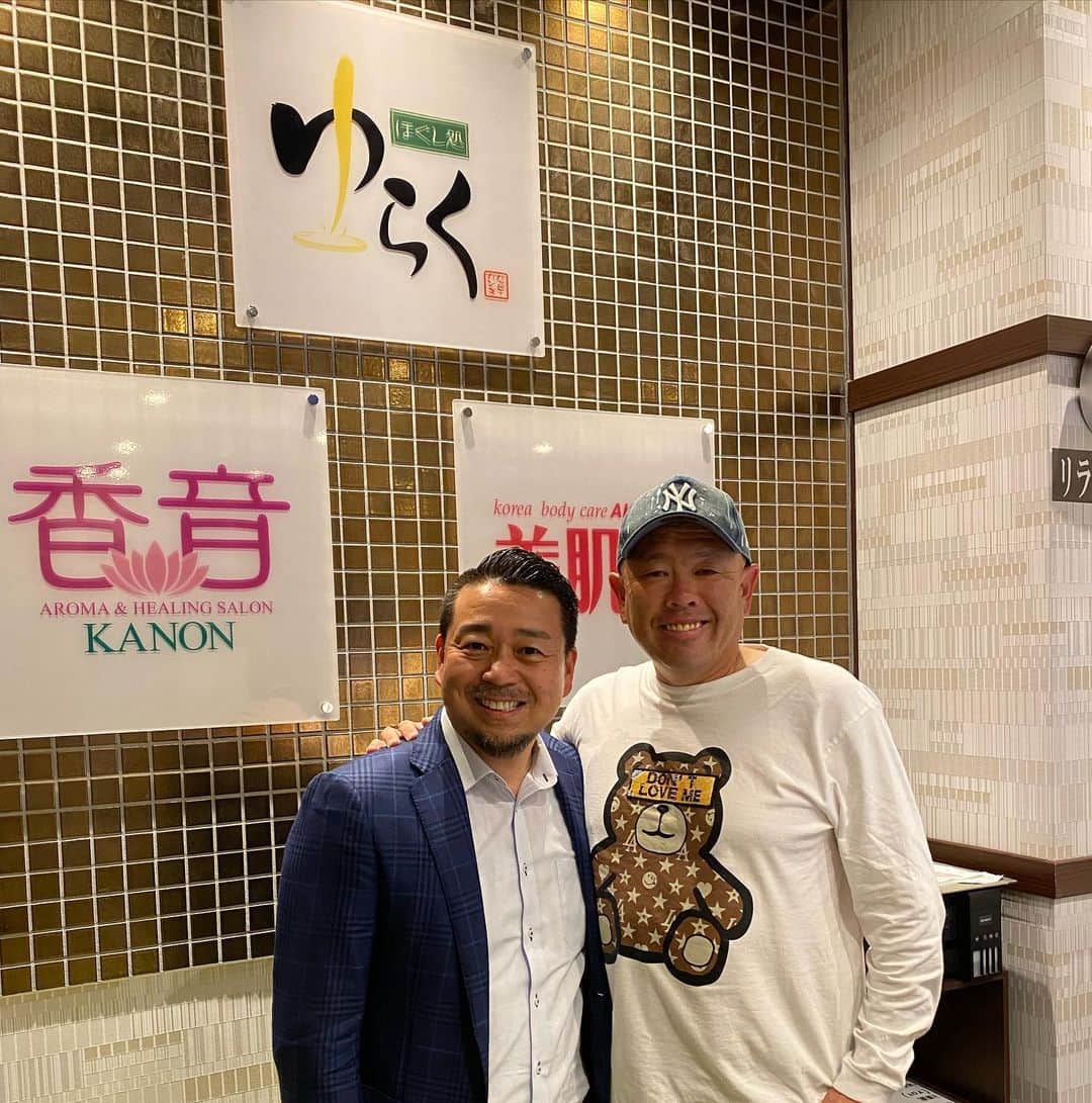 小田幸平のインスタグラム：「今日は休日。 という事で体のメンテナンスに、中区富士見町にある天然温泉アーバンクア内のほぐし処、香音に行って来ました。 マッサージ（アロママッサージ）最高でした😃いつもお世話になっている小西社長とパシャ📷明日から2軍は広島カープ3連戦。頑張ります💪炊飯器じゃ〜👋  名古屋市 中区富士見町16-17 #中日#ドラゴンズ#ほぐし処りらく#天然温泉アーバンクア#マッサージ#アロママッサージ#ナゴヤ球場#広島カープ#はげch」