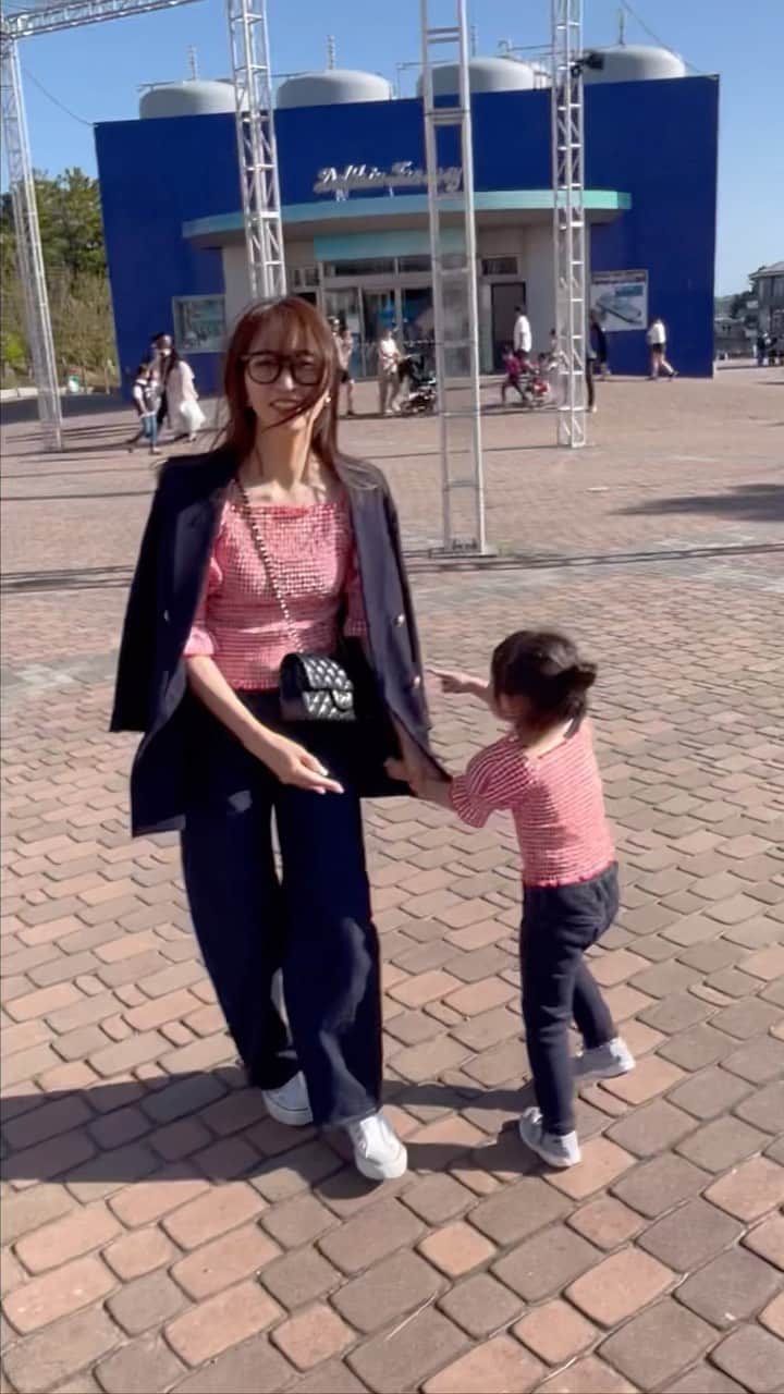 鈴木優美 のインスタグラム：「#週末の過ごし方 👧🏻👦🏻 スイミングの後ランチして八景島へ🚗 今日は娘と @bmingbybeams_official のチェックブラウスでリンクコーデ😍 撮影ではグリーンを着させていただいたけど、赤もガーリーでとっても可愛い❣️ 私はデニムに紺ブレ、白コンバースでカジュアルに。 娘がおちゃらけて踊って面白い日でした😂 しかし兎に角兄妹喧嘩が耐えないので、夫婦でヘトヘト💦 それが一番疲れるよね〜と。 疲れたパパにベンチから撮ってもらったものを繋げながら、「のびしろしかないわ！」に共感しかない🤣🥸 毎日毎日、のびしろしかない！笑 今週ものびしろーーーーー！！！！ . . . . . . . . . #beams #bmingbybeams #親子リンクコーデ #リンクコーデ #ビーミングバイビームス #ギンガムチェック #紺ブレ #ジャケットコーデ #母娘 #母娘コーデ #デニムコーデ #八景島シーパラダイス #八景島 #のびしろ #兄妹 #兄妹ママ #2歳差 #2歳差育児 #幼稚園ママ #小学生ママ #育児 #子育て」