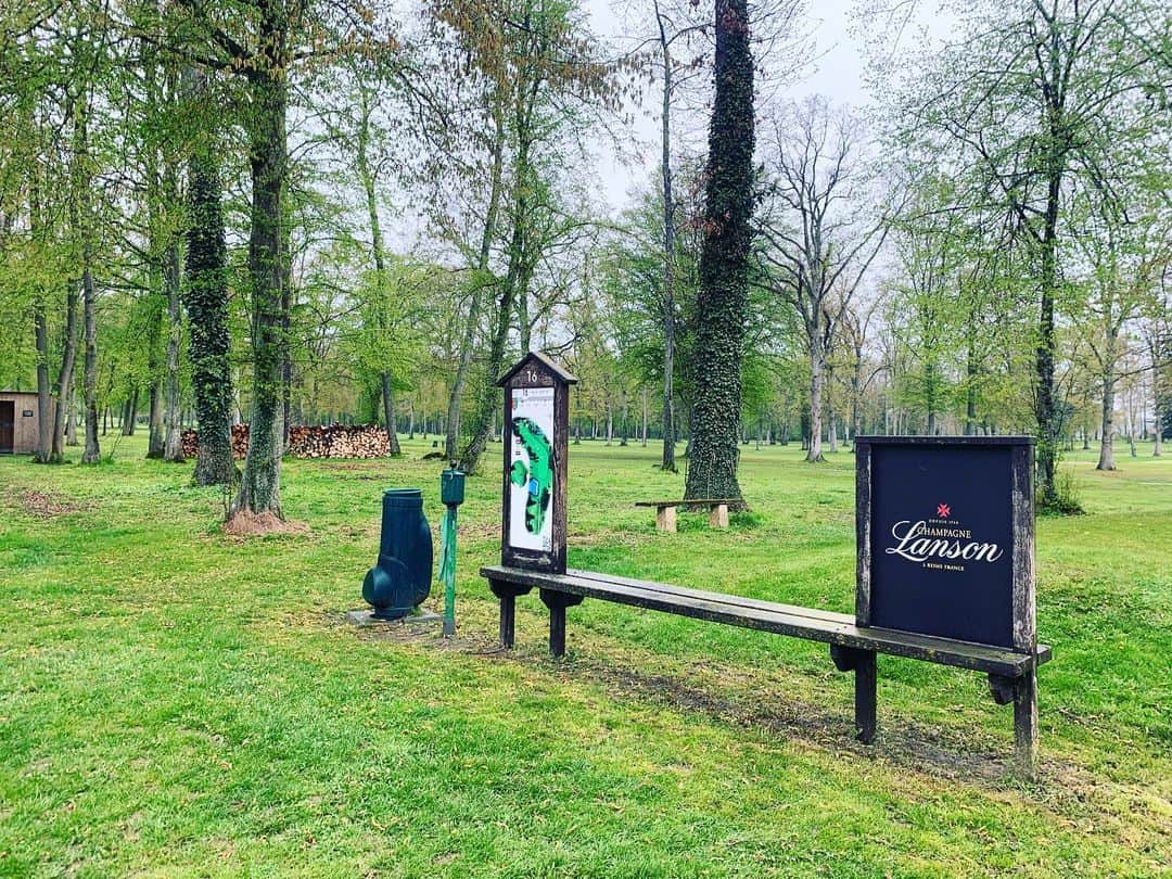 やすみりえさんのインスタグラム写真 - (やすみりえInstagram)「シャンパーニュ地方で蔵元巡りをしながら、合間にゴルフも…🇫🇷⛳️  小雨そぼ降る中ではありましたが、春の土の香りを感じながらプレーできました♡  こちらのゴルフ場、 各ホールごとにメゾンの看板がお出迎えです⛳️🍾✨  #川柳#ことばの力#ことのは#575 #フランス#france  #シャンパーニュ#champagne  #ランス#reims  #ゴルフ#golf  #ゴルフ・ド・ランス#golfdereims  #フランスでゴルフ#フランスの旅 #シャンパーニュ大好き #ゴルフ大好き」4月17日 14時09分 - rie575kotonoha