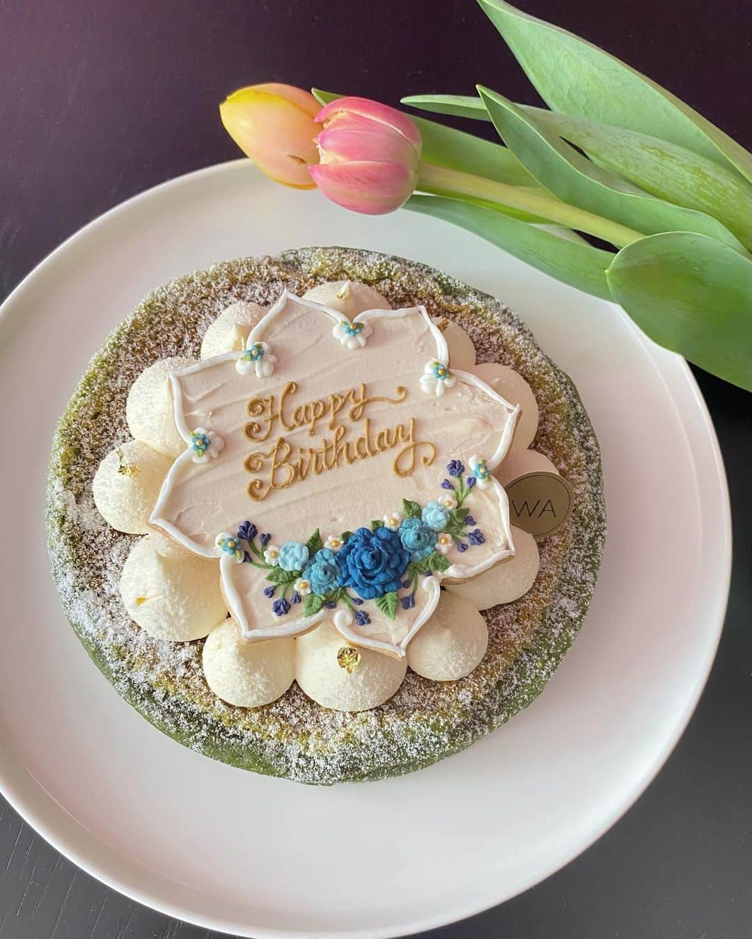 KUNIKAのインスタグラム：「Gateau Matcha cake from @wacafelondon with tulips from @columbia_road_flower_market for my birthday cake🌷💕 We celebrated easter as well, it was a wonderland day!  きのうは誕生日でした🎂 ケーキはWA cafeのガトー抹茶with自作のアイシングクッキー🩵  ギリシャのイースターが今年はちょうど同じ日だったので、兄弟や家族みんな集まってBBQしながらお祝いしました🪺 赤と緑に染めた卵、オリーブやフェタチーズ、スピナッチパイにレモン、ギリシャサラダ🥗、お肉にはヨーグルトソースのジャジキなどギリシャ料理を囲んで、まだ少し肌寒いけど外で和やかに過ごしました。  新たな歳の豊富は、無理をせず👶🏻との時間を第一に。 その中でお仕事や友達の縁を大切にしたいなと思います🫶」