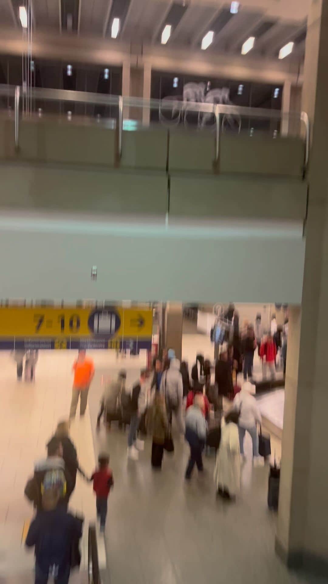 デイビーボーイ・スミス・ジュニアのインスタグラム：「The STAMPEDE STUD has returned to “Za Home.” 🤠✈️👽🇨🇦🐶😉」