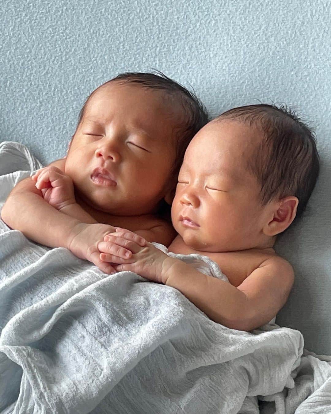 美甘子さんのインスタグラム写真 - (美甘子Instagram)「一心同体感☺️  #ゆうピーはるピー #ゆうはるコンビ #双子 #双子ニューボーンフォト #双子ママ #双子のいる生活 #twinsbaby  #newbornphotography  #newbornphoto  #私のiPhone撮影のオフショット」4月17日 8時44分 - rekish_mikako