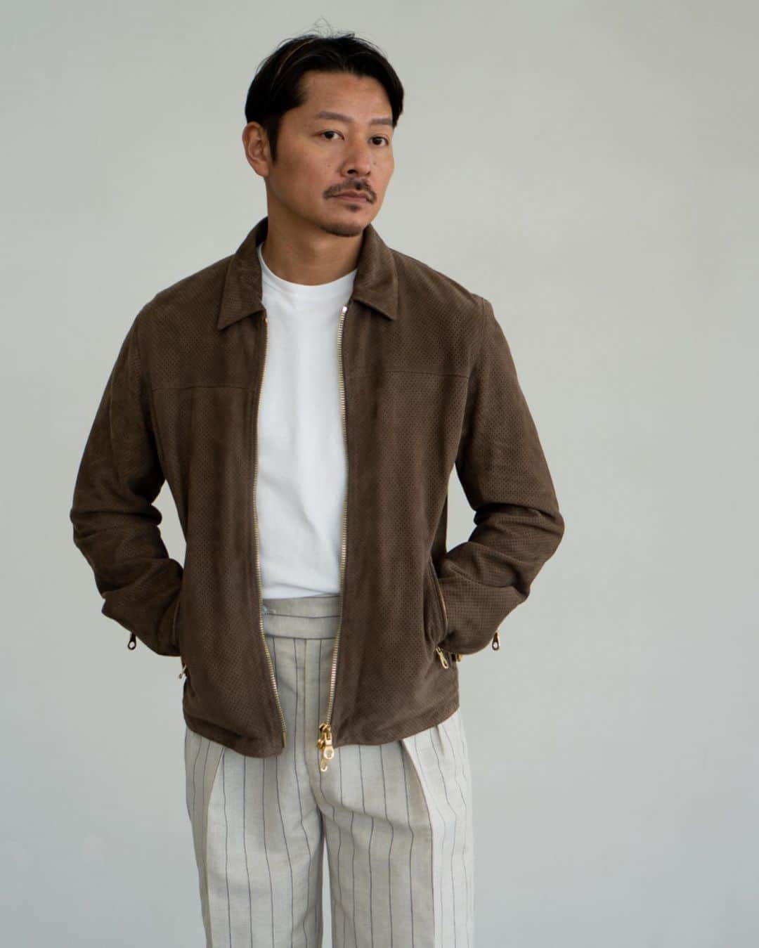 高田朋佳さんのインスタグラム写真 - (高田朋佳Instagram)「Avancer 23ss collection. Cinquanta x Avancer Perforated suede jacket.  こちらはCinquantaに別注をしたパンチングレザーを使用したブルゾン。風を通すので通常のレザージャケットよりも圧倒的に軽くて涼しい。 まさにこれからの季節にも重宝する1着です。  ———————————————————————————————— 僕がディレクションをさせて頂いているEDIFICEさんのプライベートブランド “Avancer” 3シーズン目の今回はマントンというフランスとイタリアの国境付近にあるリゾートをイメージに商品企画から色や素材使い、スタイリングまでを組んでいきました。 ヨーロッパリゾートをフレンチな視点で落とし込むことでAvancer流のコンチネンタルなリゾートスタイルを目指しました。 日本製に拘り、素材も別注して一から作ったものばかり。さらに今回は複数のブランドにAvancerならではの別注をしてその世界観を広げています。 4/22(土)にEDIFICE各店にてローンチされますので、是非ご覧頂けると嬉しいです。  #avancer #avancer2023ss #edifice #cinquanta #パンチングレザー」4月17日 8時49分 - tomoyoshi_takada