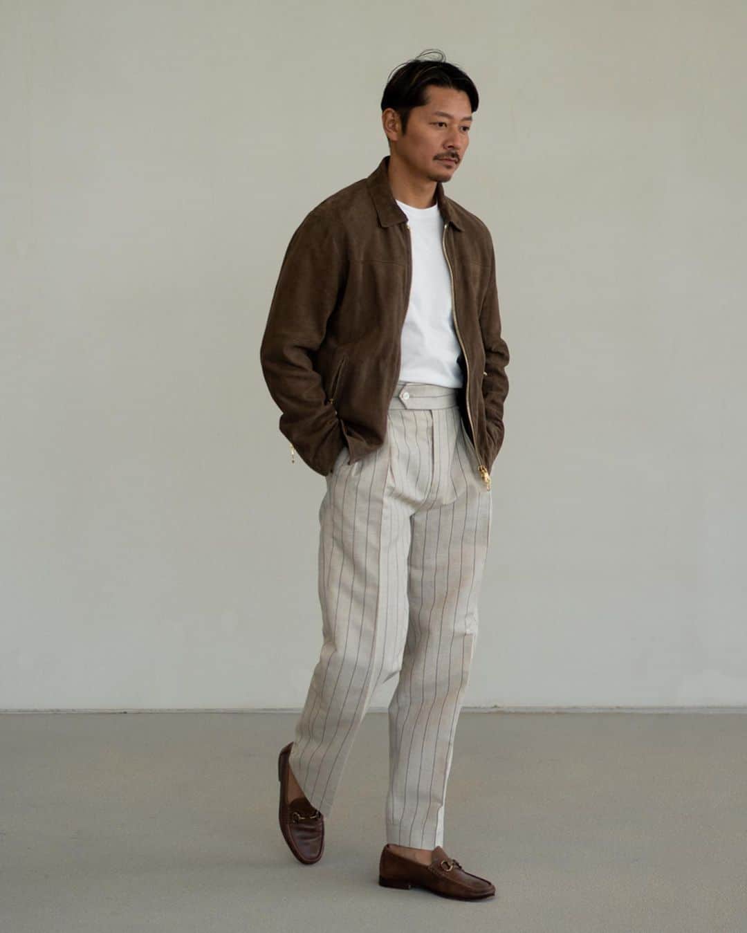 高田朋佳さんのインスタグラム写真 - (高田朋佳Instagram)「Avancer 23ss collection. Cinquanta x Avancer Perforated suede jacket.  こちらはCinquantaに別注をしたパンチングレザーを使用したブルゾン。風を通すので通常のレザージャケットよりも圧倒的に軽くて涼しい。 まさにこれからの季節にも重宝する1着です。  ———————————————————————————————— 僕がディレクションをさせて頂いているEDIFICEさんのプライベートブランド “Avancer” 3シーズン目の今回はマントンというフランスとイタリアの国境付近にあるリゾートをイメージに商品企画から色や素材使い、スタイリングまでを組んでいきました。 ヨーロッパリゾートをフレンチな視点で落とし込むことでAvancer流のコンチネンタルなリゾートスタイルを目指しました。 日本製に拘り、素材も別注して一から作ったものばかり。さらに今回は複数のブランドにAvancerならではの別注をしてその世界観を広げています。 4/22(土)にEDIFICE各店にてローンチされますので、是非ご覧頂けると嬉しいです。  #avancer #avancer2023ss #edifice #cinquanta #パンチングレザー」4月17日 8時49分 - tomoyoshi_takada