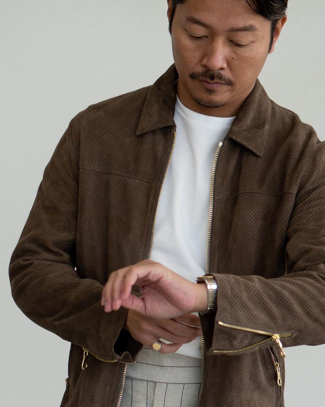 高田朋佳さんのインスタグラム写真 - (高田朋佳Instagram)「Avancer 23ss collection. Cinquanta x Avancer Perforated suede jacket.  こちらはCinquantaに別注をしたパンチングレザーを使用したブルゾン。風を通すので通常のレザージャケットよりも圧倒的に軽くて涼しい。 まさにこれからの季節にも重宝する1着です。  ———————————————————————————————— 僕がディレクションをさせて頂いているEDIFICEさんのプライベートブランド “Avancer” 3シーズン目の今回はマントンというフランスとイタリアの国境付近にあるリゾートをイメージに商品企画から色や素材使い、スタイリングまでを組んでいきました。 ヨーロッパリゾートをフレンチな視点で落とし込むことでAvancer流のコンチネンタルなリゾートスタイルを目指しました。 日本製に拘り、素材も別注して一から作ったものばかり。さらに今回は複数のブランドにAvancerならではの別注をしてその世界観を広げています。 4/22(土)にEDIFICE各店にてローンチされますので、是非ご覧頂けると嬉しいです。  #avancer #avancer2023ss #edifice #cinquanta #パンチングレザー」4月17日 8時49分 - tomoyoshi_takada
