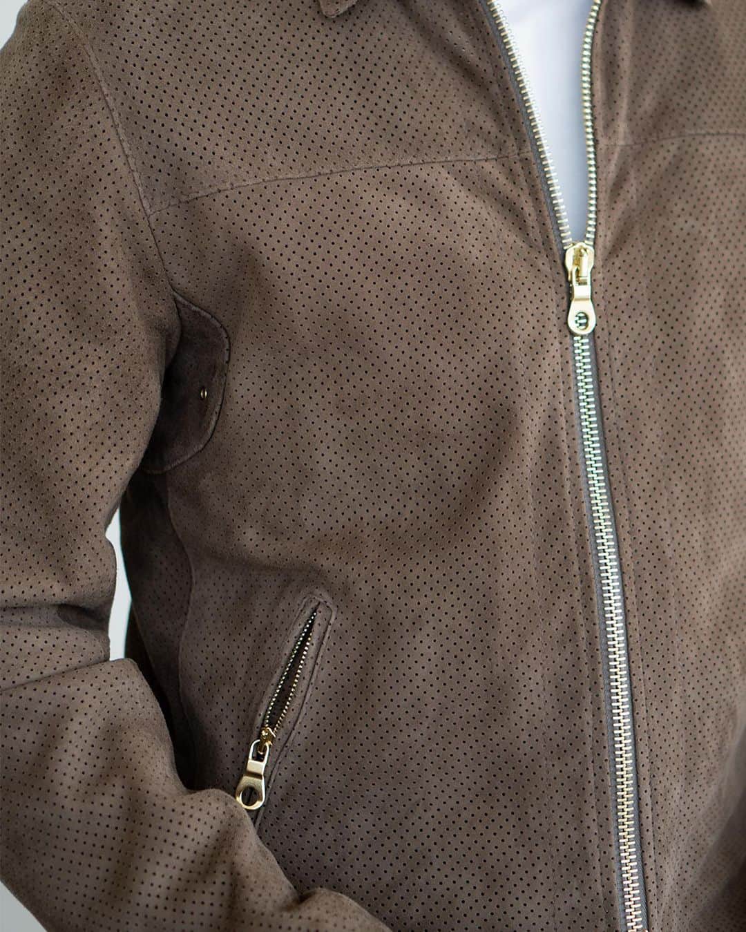高田朋佳さんのインスタグラム写真 - (高田朋佳Instagram)「Avancer 23ss collection. Cinquanta x Avancer Perforated suede jacket.  こちらはCinquantaに別注をしたパンチングレザーを使用したブルゾン。風を通すので通常のレザージャケットよりも圧倒的に軽くて涼しい。 まさにこれからの季節にも重宝する1着です。  ———————————————————————————————— 僕がディレクションをさせて頂いているEDIFICEさんのプライベートブランド “Avancer” 3シーズン目の今回はマントンというフランスとイタリアの国境付近にあるリゾートをイメージに商品企画から色や素材使い、スタイリングまでを組んでいきました。 ヨーロッパリゾートをフレンチな視点で落とし込むことでAvancer流のコンチネンタルなリゾートスタイルを目指しました。 日本製に拘り、素材も別注して一から作ったものばかり。さらに今回は複数のブランドにAvancerならではの別注をしてその世界観を広げています。 4/22(土)にEDIFICE各店にてローンチされますので、是非ご覧頂けると嬉しいです。  #avancer #avancer2023ss #edifice #cinquanta #パンチングレザー」4月17日 8時49分 - tomoyoshi_takada