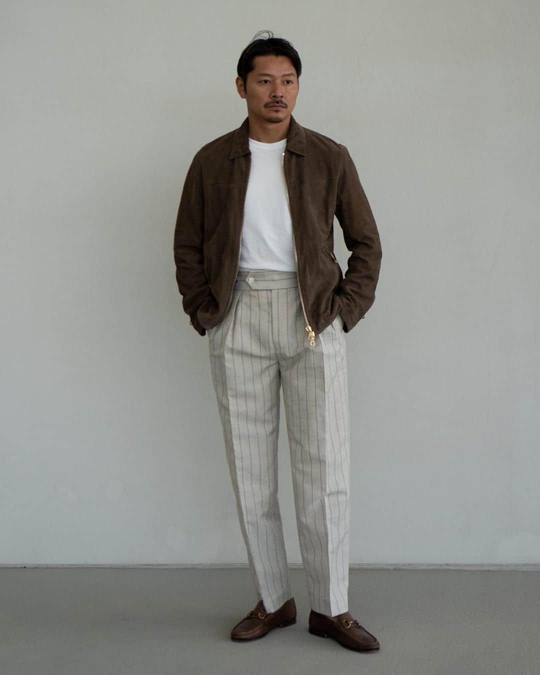 高田朋佳のインスタグラム：「Avancer 23ss collection. Cinquanta x Avancer Perforated suede jacket.  こちらはCinquantaに別注をしたパンチングレザーを使用したブルゾン。風を通すので通常のレザージャケットよりも圧倒的に軽くて涼しい。 まさにこれからの季節にも重宝する1着です。  ———————————————————————————————— 僕がディレクションをさせて頂いているEDIFICEさんのプライベートブランド “Avancer” 3シーズン目の今回はマントンというフランスとイタリアの国境付近にあるリゾートをイメージに商品企画から色や素材使い、スタイリングまでを組んでいきました。 ヨーロッパリゾートをフレンチな視点で落とし込むことでAvancer流のコンチネンタルなリゾートスタイルを目指しました。 日本製に拘り、素材も別注して一から作ったものばかり。さらに今回は複数のブランドにAvancerならではの別注をしてその世界観を広げています。 4/22(土)にEDIFICE各店にてローンチされますので、是非ご覧頂けると嬉しいです。  #avancer #avancer2023ss #edifice #cinquanta #パンチングレザー」