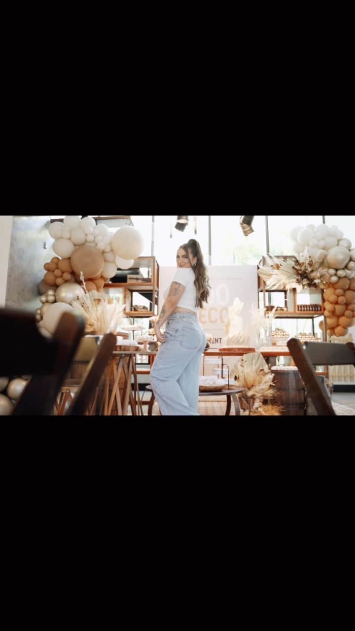 Bruna Unzuetaのインスタグラム：「Sobre ontem, um pouquinho do que aconteceu nesse dia incrível.. ❤️ Ainda em choque com tudooo! :)  Queria agradecer a todos meus parceiros: Assessoria: @suzanafreireeventos @danielfreire_sf  Decoração: @duodesigneventos  Buffet: @buffetvanzetto  Bolo: @luiztoledoconfeiteiro  Doces: @enroladoegranulado  Bem-vividos: @conceicaobemcasados  Brigadeiro: @delicianotacho.brigadeiria  Picolés: @sorvetesrochinha  Gin: @nimasblend  Whisky: @johnniewalkerbrasil  Foto: @mariana.tessaroto  Vídeo: @ateliefilmes  Lembrancinhas: @avonbrasil  Lembrancinhas: @enroladoegranulado  Make: @heldermarucci  Hair : @ibeatrizmotta  Pagode: @erickjordan33  DJ Funk: @fodassycrew  DJ Residente: @salvedjlo」