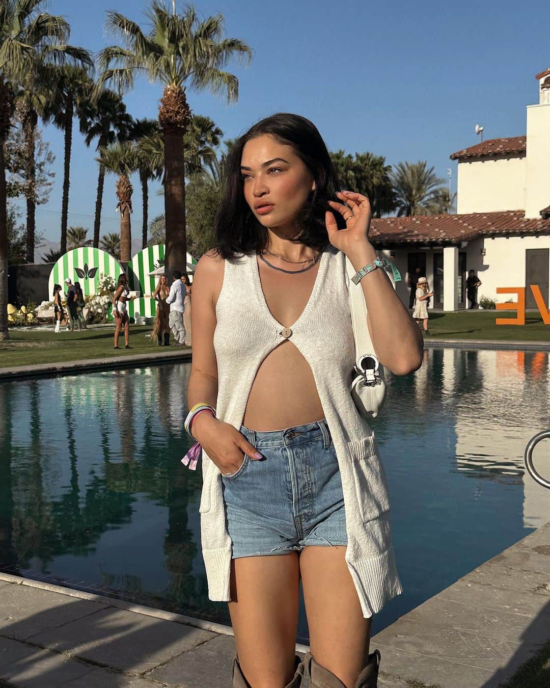 シャニーナ・シャイクのインスタグラム：「couldn’t miss this one 🌴🤍!! ( link in my stories for outfit )  @revolve #revolvefestival」