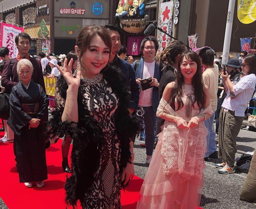 原めぐみさんのインスタグラム写真 - (原めぐみInstagram)「（原めぐみofficial）10pics  沖縄国際映画祭2023 【風が通り抜ける道】 レッドカーペット、歩いてきました❣️ ＼(^o^)／最高‼️‼️  #沖縄国際映画祭 #島ぜんぶでおーきな祭  #風が通り抜ける道  #かぜみち  #原めぐみ #megumihara  @meguming.h   #田中壱征監督  #比嘉梨乃  #山田邦子  #shinobu  #椎名まこ  #天願綾子」4月17日 8時56分 - meguming.h