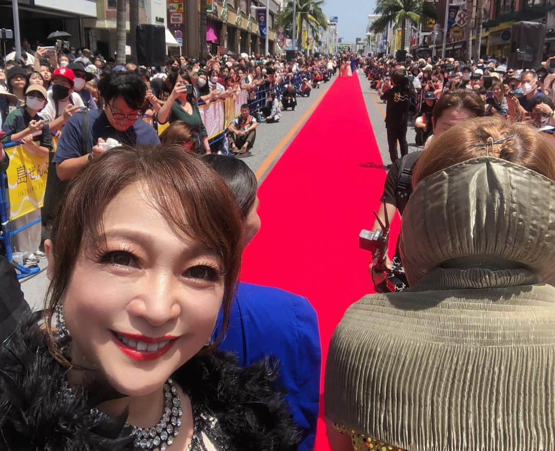 原めぐみさんのインスタグラム写真 - (原めぐみInstagram)「（原めぐみofficial）10pics  沖縄国際映画祭2023 【風が通り抜ける道】 レッドカーペット、歩いてきました❣️ ＼(^o^)／最高‼️‼️  #沖縄国際映画祭 #島ぜんぶでおーきな祭  #風が通り抜ける道  #かぜみち  #原めぐみ #megumihara  @meguming.h   #田中壱征監督  #比嘉梨乃  #山田邦子  #shinobu  #椎名まこ  #天願綾子」4月17日 8時56分 - meguming.h