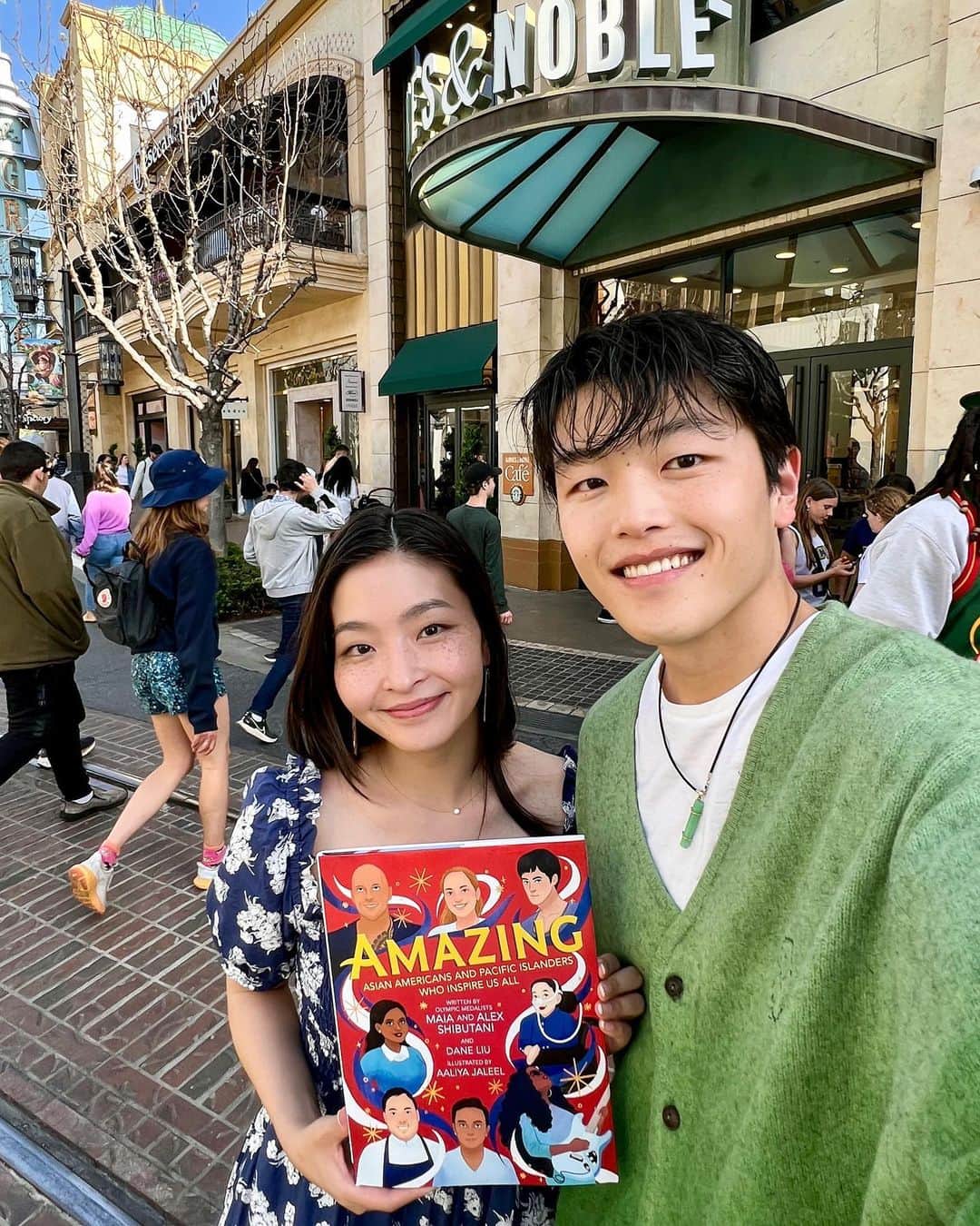 アレックス・シブタニのインスタグラム：「LA! Thank you for coming to our special pre-release @amazingaapi book signing at Barnes & Noble at The Grove!   @maiashibutani and I are so grateful for the support of our friends and fans. It means so much to us that you all came out to see us and show your support for this important book on a beautiful Saturday afternoon. We sold out!! 🥳  Special thanks to Rachael and the team at @bneventsgrove for hosting us. We were so excited to have an event at our local @barnesandnoble. Another order of books has been placed by the store and more copies will be arriving soon. The book is officially being released in 2 days (4/18) and we’re headed to the airport later tonight to fly to NYC.   It’s a busy week coming up for us. On Tuesday… We’ll be on @cbsmornings in the morning (tune in!) and then we’ll be at @yuandmebooks at 5:30pm for a #bookbirthday signing + celebration. On Wednesday… we’re in Washington, D.C. for another signing at @busboysandpoets (2021 14th St NW Washington, D.C.) with @ocanational at 6pm. Thursday… back to LA. More event updates soon!  Wearing: @poloralphlauren @ralphlauren @abodeofsnow @newbalance」