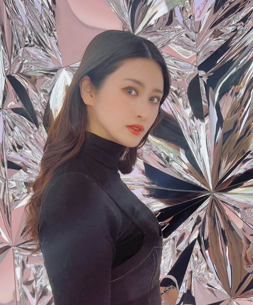 のインスタグラム：「aclinci銀座院　@a_clinic_ginza さんの 小林直樹先生に @aclinic_kobayashi  aスレッドを受けて１０日経過！ 顔の重心が変わったから面長も解消され、卵形フェイスに近づいて大満足🥺  術後は触ると痛みがあったりつっぱり感もあったのですが、４日程で落ち着きました。 似合うメイクが変わったのと、何より写真を加工しなくても🤳自分で満足いく写りになったのが感動😂 顔が一回り小さくなったねってもう何人に言われたかな…って感じです💕  リフトアップはもちろん面長で悩んでる人にも効果バツグンな施術だなと思いました👸  #スレッド #糸リフト #aclinic #aclinic銀座 #aclinic横浜 #aclinic新宿 #aclinic名古屋 #aclinic大阪 #aclinic福岡 #aclinic池袋  #小林直樹 #acllinic仙台 #aクリニック #エークリニック#小顔 #リフトアップ #スレッドリフト #小顔整形 #たるみ改善 #美容外科 #美容皮膚科 #美容クリニック」
