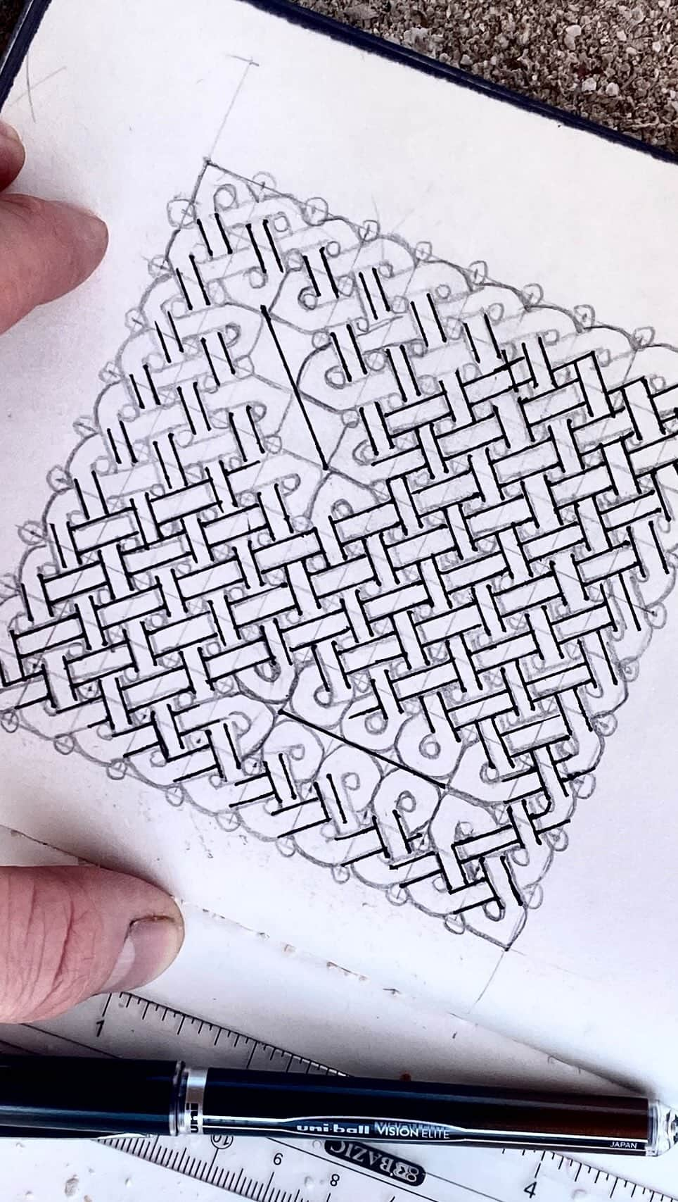 ライアン・ダニエル・ドブソンのインスタグラム：「Teaching myself to draw Celtic knots while we’re lounging on the beach in #Belize! Feels right… 🤷‍♂️ I dunno. But we watched The Departed last night on #HBOmax and this @dropkickmurphys song played so maybe that’s why.   I’m trying to learn to incorporate “walls” - places the knot has to turn back on itself. It’s a pretty cool process! #celticknot #celticknotwork ##drawingcelticknots」