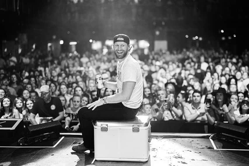 チェイス・ライスのインスタグラム：「Another wild ass weekend on tour. Albany, Boston and Jersey, y'all brought it🤘🏼   Atlanta & Wilmington NC this weekend. Wilmington, recording my first ever live album. Can't wait to be back home in Carolina🍺  📷@evan_destefano」