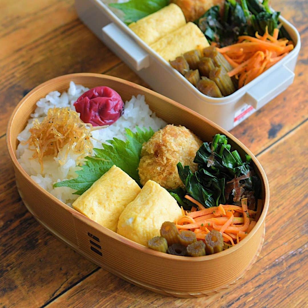 yukiyoのインスタグラム：「2023.4.17* ・ 今日のお弁当 ・ ごはんにしらすの佃煮、梅干し 甘い出汁巻 椎茸肉詰めフライ ほうれん草おひたし 人参炒め フキの当座煮（今年初） お味噌汁はお茄子のインスタント おにぎり写って無いけど具は鮭フレーク ・ 土曜日に登山のクラブで新潟のお山に行ったので 帰りに寺泊に寄って購入したしらすの佃煮を。 今年初のフキとともにお昼が楽しみ♡ （2枚目の写真に写っているのは一緒に行った山友さん） ・ #お弁当 #obento #bento #japanesefood #暮らし #わっぱ #曲げわっぱ #わっぱ弁当 #igersjp #クロワッサンお弁当部 #クロワッサン普段弁当」
