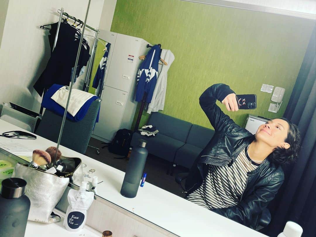 土井ケイトのインスタグラム：「#ラビットホール 無事に東京公演折り返しです。 劇場に足を運んで下さるお客様に感謝して。 本日はアフタートークもありですよー。  イジーのアクセサリーたち。  #PARCO劇場」