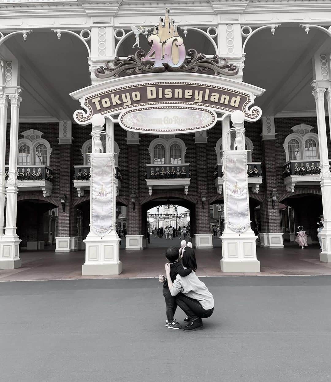 のインスタグラム：「ディズニー3days🐭  いちにちめは、トイストーリーホテル。 ふつかめは、ディズニーランドホテル。  シー、ランド、ランド と3日間たのしみました。  子どもたちは終始ハイテンション！すごくたのしそうで、なにより。夢の国、たのしいよね。  40周年のパレード、4/15の当日は雨で中止になり見ることができませんでしたが翌日晴れて見ることができました。  ダンサーも復活し、迫力あり、より華やかなパレードに子どもたちだけではなくわたしも釘付け。 とっても感動しました！  子どもたちの影響で好きになったもののひとつがディズニー。 家にもディズニーの絵本、たくさんあります。  今年も、たくさん行こうね🌈  #ディズニーランド40周年」