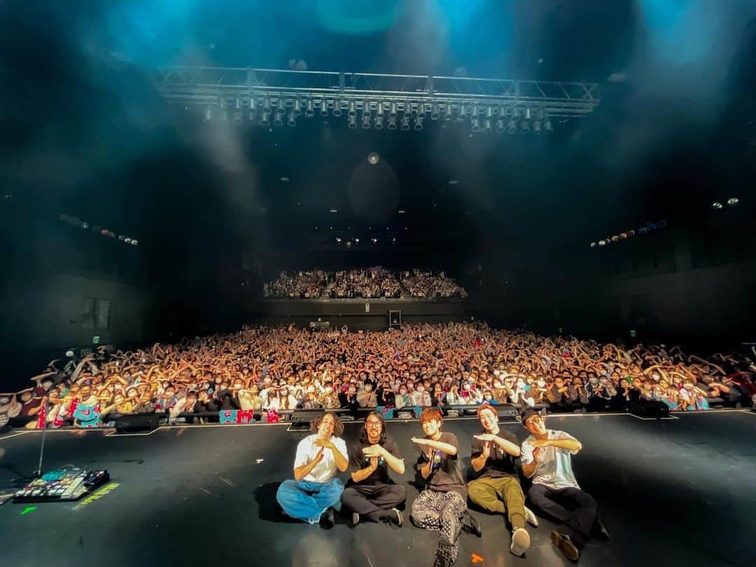Tani Yuukiのインスタグラム：「Zeppツアー大阪公演ありがとうございました！ 制限はあったけどそれを感じさせない大阪、半端ないね〜 最高だったね！ 昨日は終わってからお好み焼きといもっこアイス食べた🍨😋 必ず帰ってきます、またね♨️❤️‍🔥  さぁ、次は東京！羽田！いくぜ〜  #taniyuuki_多面態」