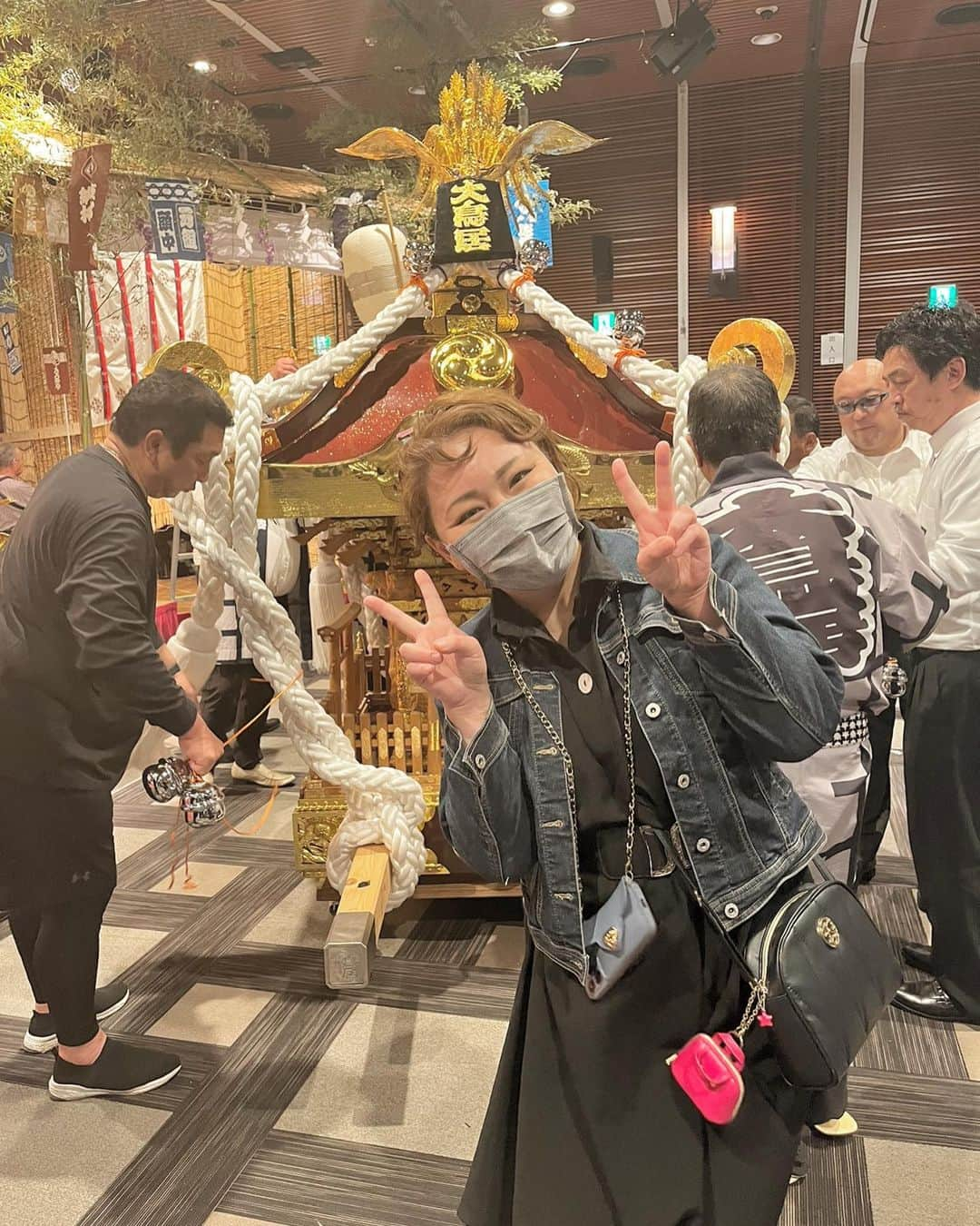 JOJO（ものまね）さんのインスタグラム写真 - (JOJO（ものまね）Instagram)「【お神輿🌟】 とにかくカッコいい会でした🤭💕  お神輿も新調お披露目だった様で めちゃくちゃピッカピカでカッコいい😍🥰🤤💕  担ぎたくなっちゃうなぁ〜((o(><)o))うずうずっ♬.*ﾟ   ４５周年㊗️🎉 本当におめでとうございます🎊✨  #JUJUのそっくりさんJOJO #企業様イベント #企業イベント #企業パーティー #パーティー #イベント #ライブ #コンサート #府中 #大鳥居 さん#45周年 ㊗️#お祭り #お神輿 #山車 #お祭り女 #祭り #祭り好きな人と繋がりたい #祭り好き #祭り好きと繋がりたい #祭り女子 #祭り好き女子 #ダイナマイト聖子 #松田聖子 #松田聖子好きな人と繋がりたい #モノマネ #ものまね ですか#怒らないで ね❤️笑 #モノマネ芸人 #ものまね芸人 #ものまねJOJO💜 😆✨」4月17日 9時21分 - jojo_monomane