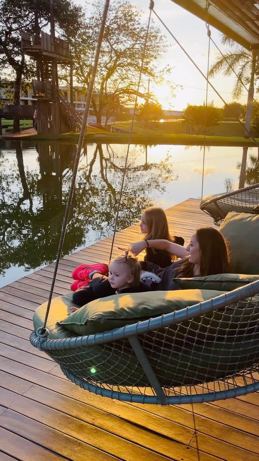 太田エイミーのインスタグラム：「The magical sunset of @clararesorts ❤️ 🌅」