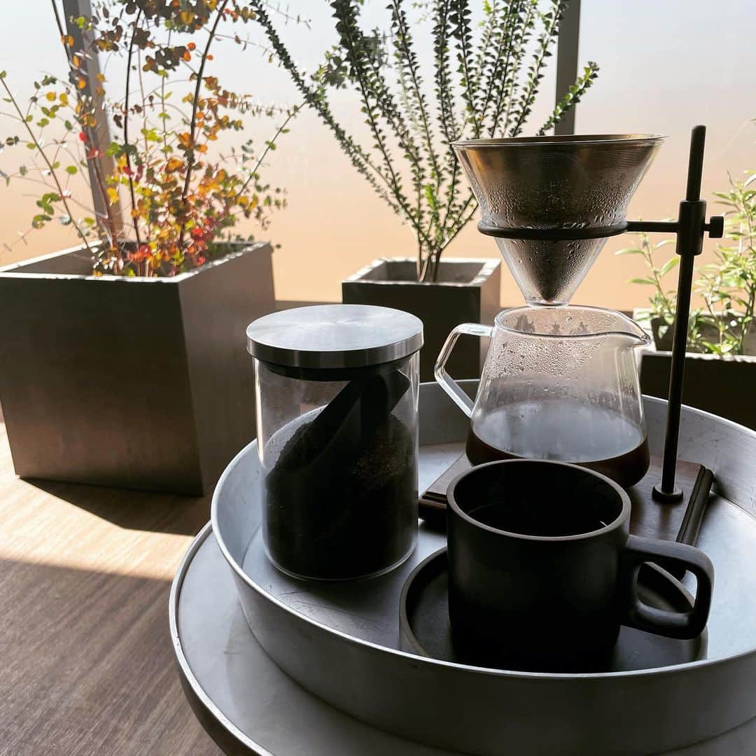 Y. LIFE STYLEのインスタグラム：「おはようございます。 朝の掃除が終わったらベランダでコーヒータイム。 ひと息ついたらシーツ交換してお洗濯します( ･ㅂ･)و ̑̑  #ベランダ #観葉植物 #コーヒー #珈琲 #プランター #サイドテーブル #お盆 #ハサミポーセリン #マグカップ #オリーブ #ユーカリ #バルコニー #賃貸マンション #朝 #朝活」