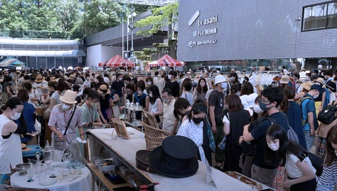 HILLS LIFE DAILYのインスタグラム：「Akasaka Antique Market in ARK HILLS ~9th Anniversary~ 初のナイトマーケットも開催！「赤坂蚤の市 in ARK HILLS」９周年を祝うアニバーサリーイベント  最新記事をプロフィールのURLからチェック。  #赤坂蚤の市 #アンティーク #ナイトマーケット #arkhills #アークカヤラン広場」