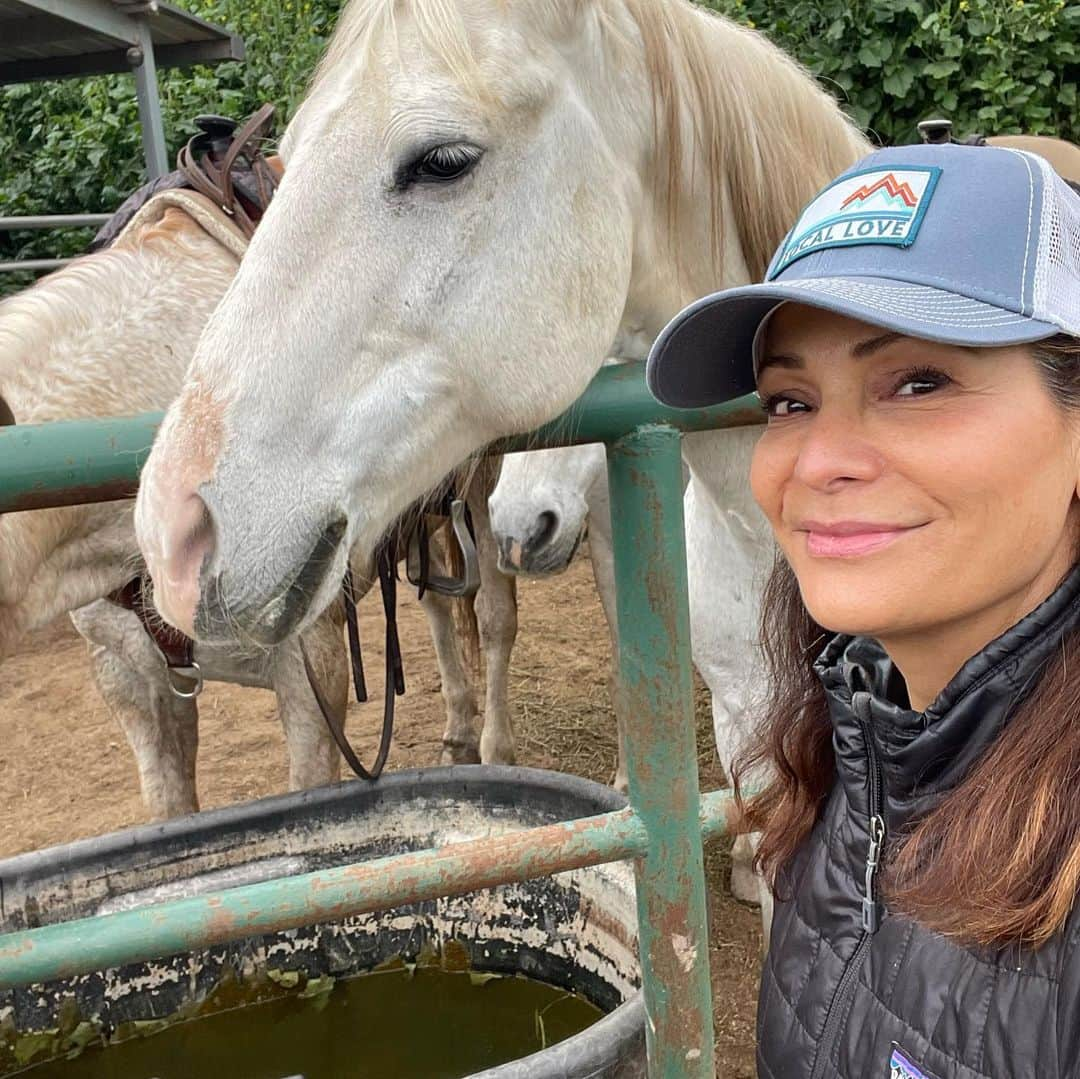 コンスタンス・マリーさんのインスタグラム写真 - (コンスタンス・マリーInstagram)「Last Spring Break vacay photo dump!! Horseback riding!!! Been ages! Something I used to share with my father and now I share with my daughter!!  This is my horse Axl! Who was more interested in eating than riding! Maaaaybe he’s on Spring Break as well?🤔🐎 #Sunday #Funday #SpringBreak #horsebackriding #Fun #momdaughter #Cowgals #Horses #Wildflowers」4月17日 9時29分 - goconstance